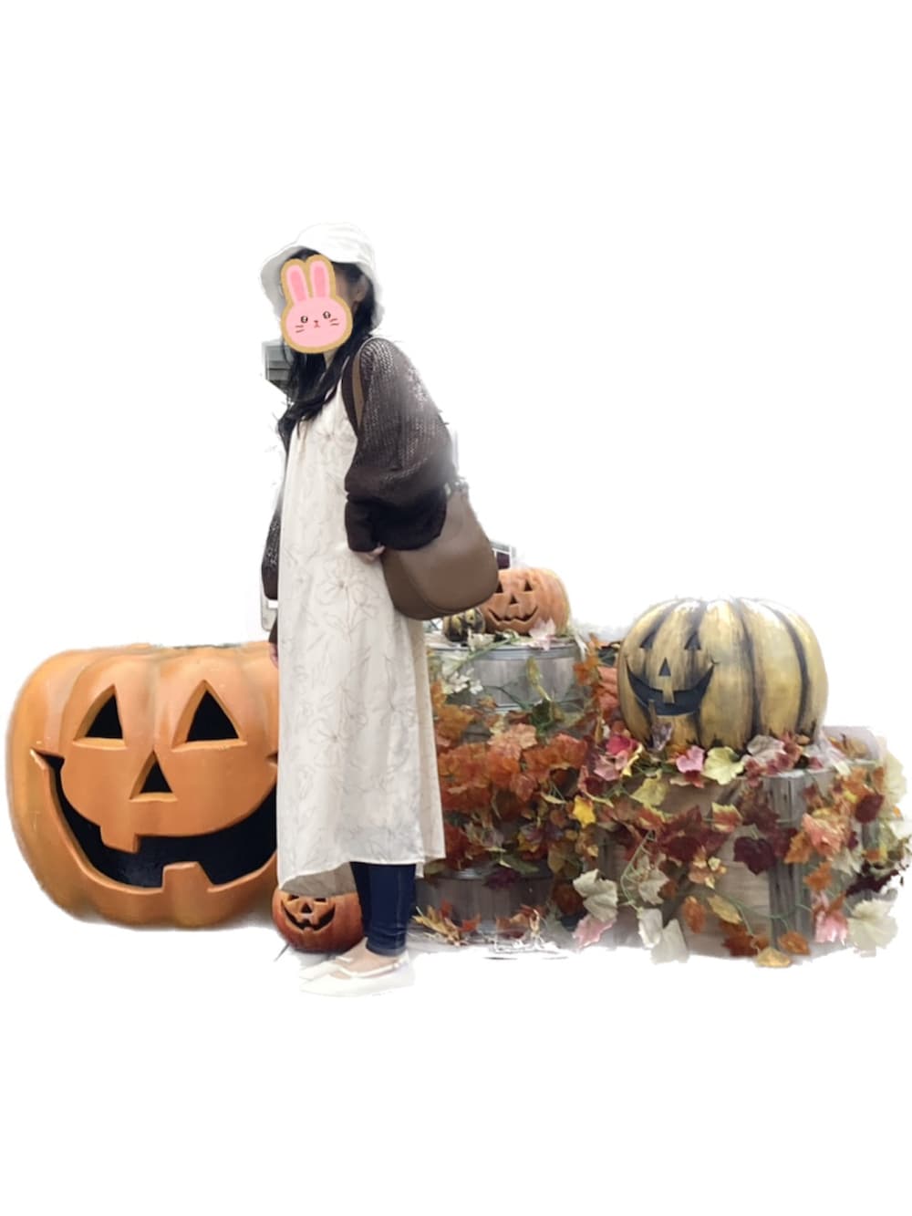 ホワイト系のパンプスを着用したレディースの秋コーディネートの2枚目の写真