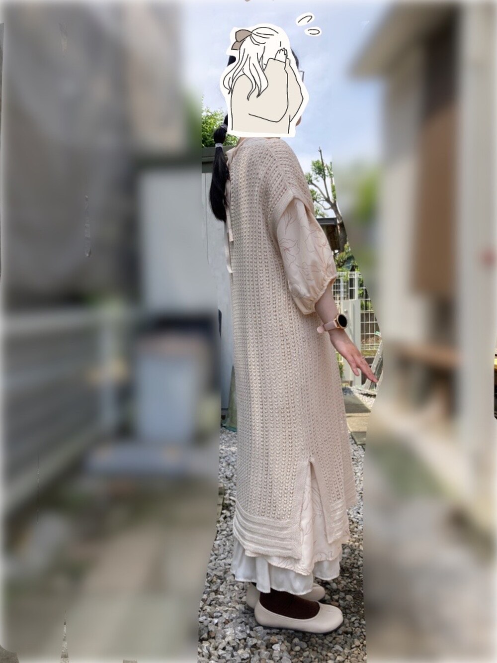 ホワイト系のバレエシューズを着用したレディースの春コーディネートの2枚目の写真