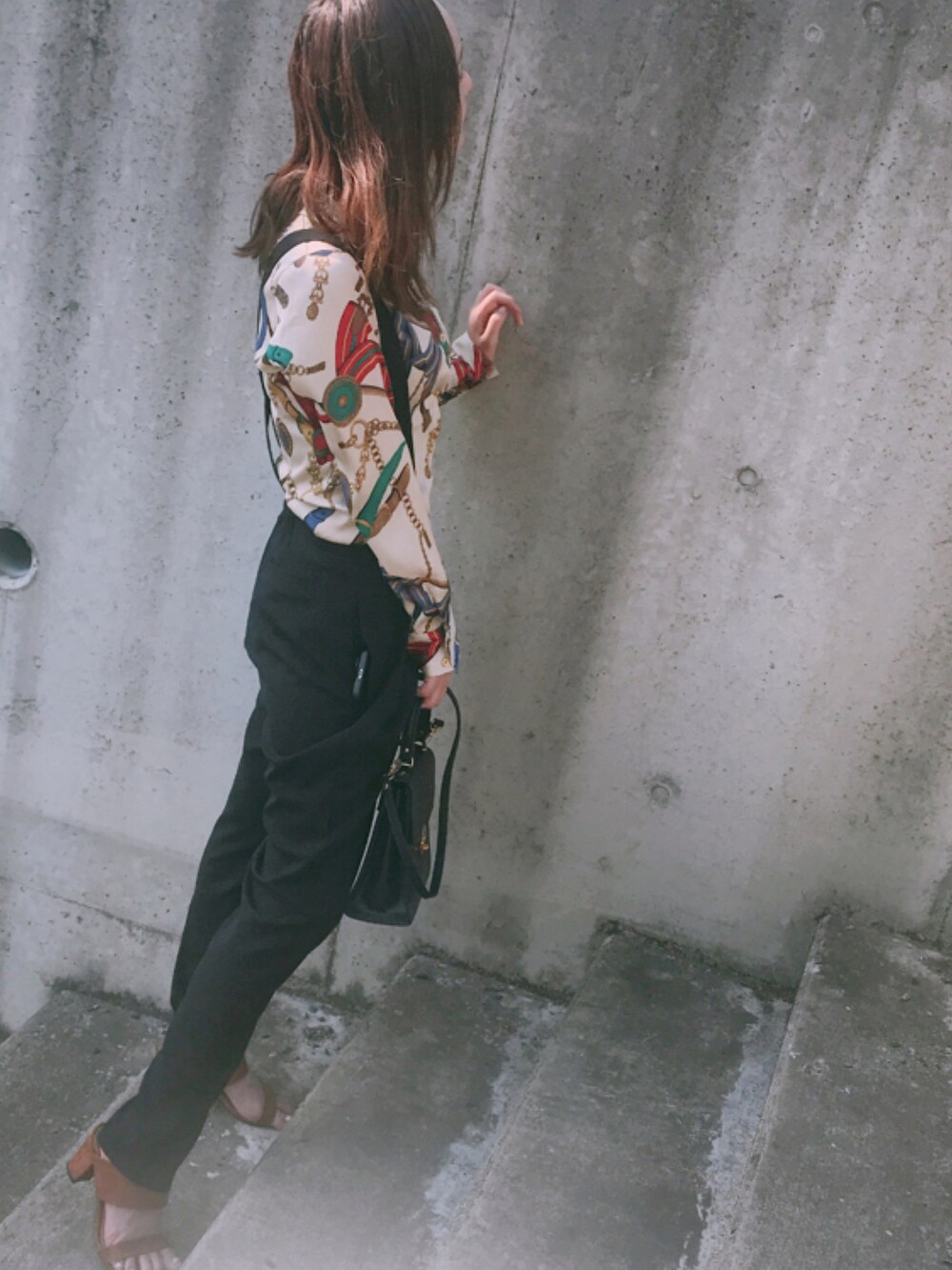 ブラウン系のサンダル、ブラック系のオールインワン・サロペット、ベージュ系のシャツ/ブラウスを着用したレディースの春コーディネートの4枚目の写真