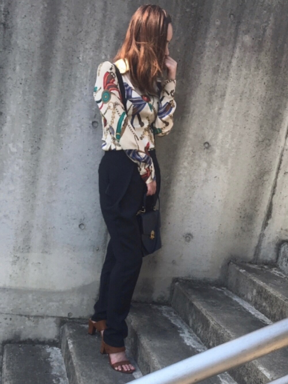 ブラウン系のサンダル、ブラック系のオールインワン・サロペット、ベージュ系のシャツ/ブラウスを着用したレディースの春コーディネートの3枚目の写真