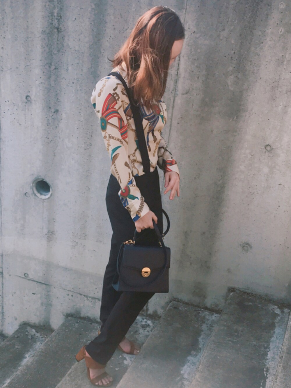 ブラウン系のサンダル、ブラック系のオールインワン・サロペット、ベージュ系のシャツ/ブラウスを着用したレディースの春コーディネートの5枚目の写真