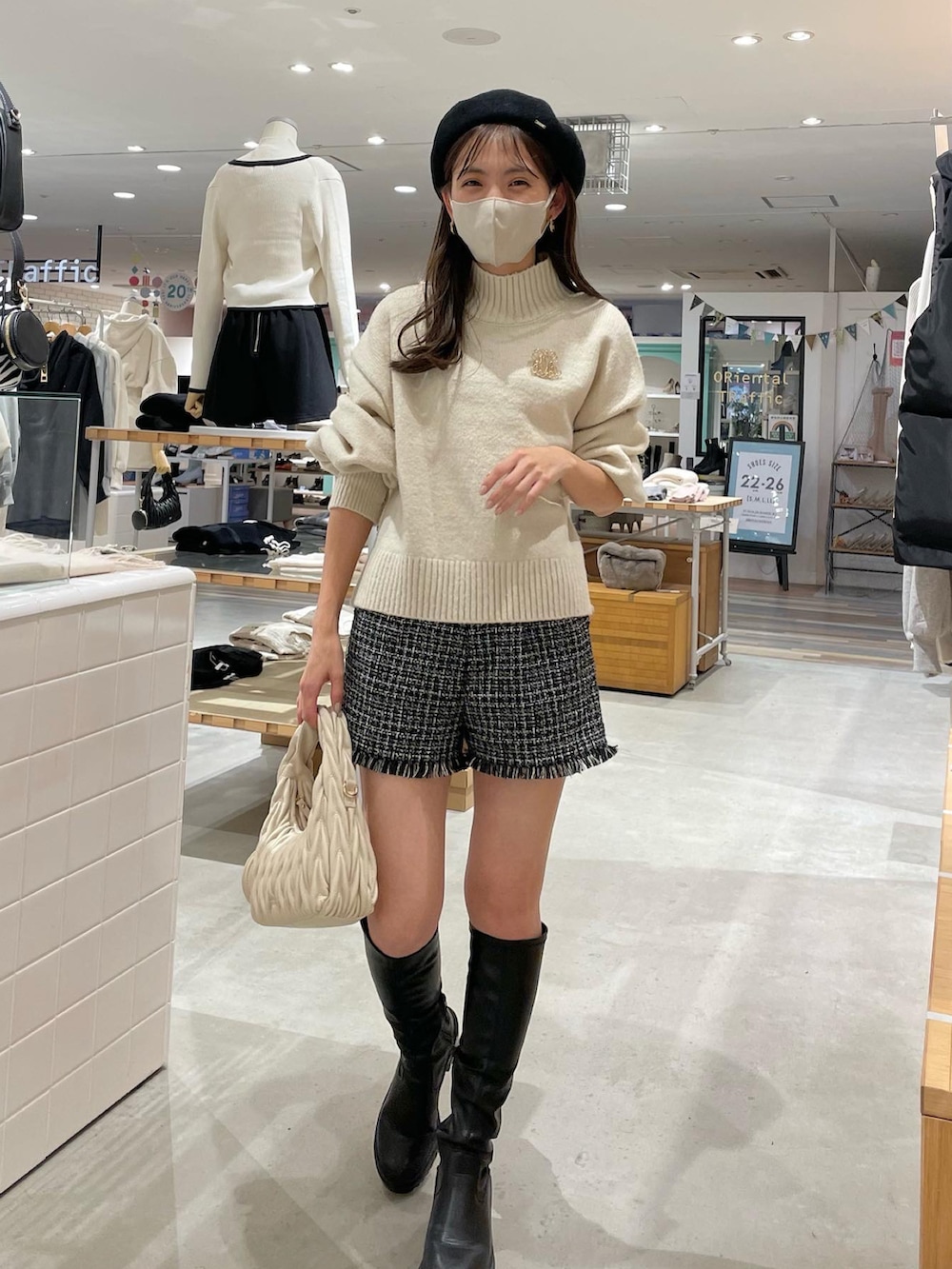 「秋服コーデ、ハイネック、ハイネックニット、ボリューム袖、ブローチ、ツイード、ツイードパンツ、ロングブーツ、ベレー帽、デート、低身長、低身長コーデ」｜「Chicoの【2022AW】ポーチ付きキルティングラウンドショルダー（ショルダーバッグ、ホワイト系）」を使った、yuikaさん（レディース・152cm）の秋コーディネートの4枚目の写真