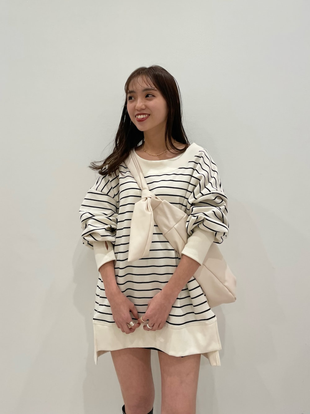 「大人カジュアル、スウェット、スウェットワンピース、ワンショルダー、ルーズシルエット、ミニワンピ、ボーダー、ロングブーツ、マリンコーデ、ショルダーバッグ、春コーデ」｜「Chicoの【2022AW】厚底チャンキーストレッチロングブーツ（ブーツ、ブラック系）」を使った、yuikaさん（レディース・152cm）の冬コーディネートの3枚目の写真