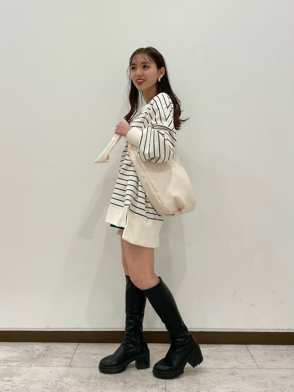 「大人カジュアル、スウェット、スウェットワンピース、ワンショルダー、ルーズシルエット、ミニワンピ、ボーダー、ロングブーツ、マリンコーデ、ショルダーバッグ、春コーデ」｜「Chicoの【2022AW】厚底チャンキーストレッチロングブーツ（ブーツ、ブラック系）」を使った、yuikaさん（レディース・152cm）の冬コーディネートの2枚目の写真