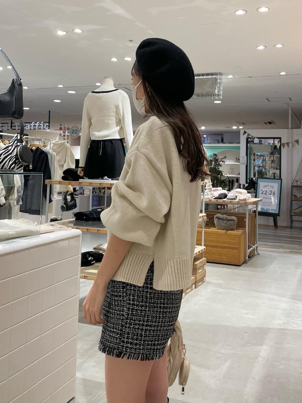 「秋服コーデ、ハイネック、ハイネックニット、ボリューム袖、ブローチ、ツイード、ツイードパンツ、ロングブーツ、ベレー帽、デート、低身長、低身長コーデ」｜「Chicoの【2022AW】ポーチ付きキルティングラウンドショルダー（ショルダーバッグ、ホワイト系）」を使った、yuikaさん（レディース・152cm）の秋コーディネートの5枚目の写真