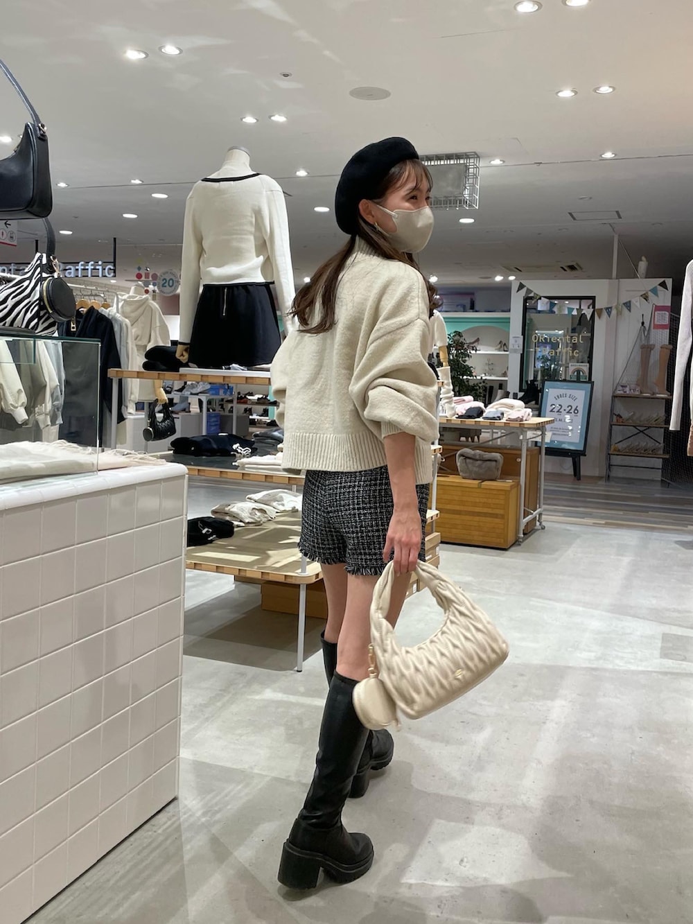 「秋服コーデ、ハイネック、ハイネックニット、ボリューム袖、ブローチ、ツイード、ツイードパンツ、ロングブーツ、ベレー帽、デート、低身長、低身長コーデ」｜「Chicoの【2022AW】ポーチ付きキルティングラウンドショルダー（ショルダーバッグ、ホワイト系）」を使った、yuikaさん（レディース・152cm）の秋コーディネートの3枚目の写真