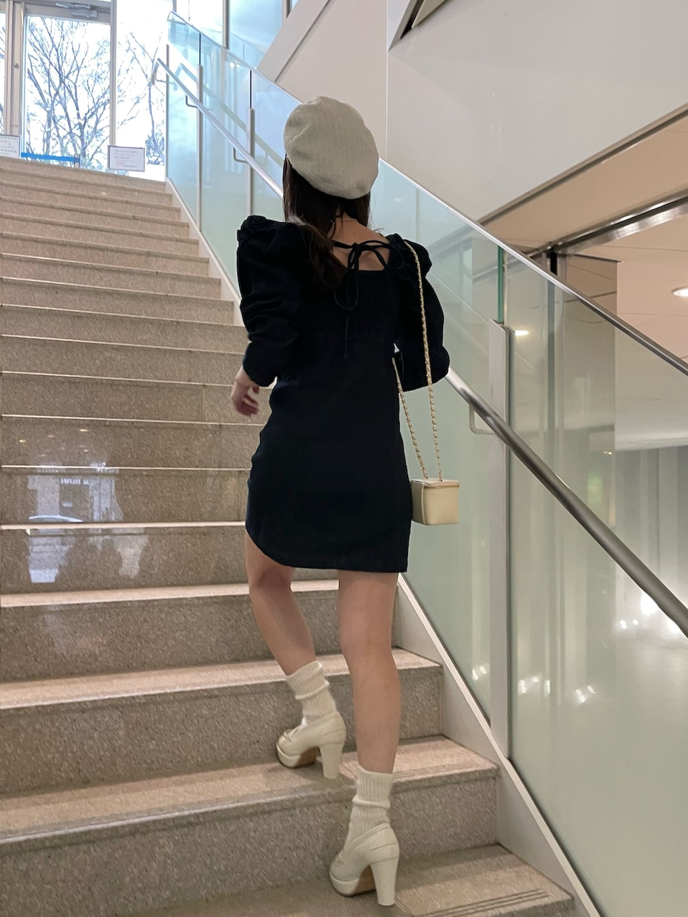 「休日コーデ、デート、デートコーデ、春服コーデ、ミニワンピ、デニム、デニムワンピース、ベレー帽、ローファー、ローファー×靴下、ほめられ本命コーデ」｜「Chicoの【2023SS】パワショルデニムミニワンピース（ワンピース、ブルー系）」を使った、yuikaさん（レディース・152cm）の冬コーディネートの3枚目の写真
