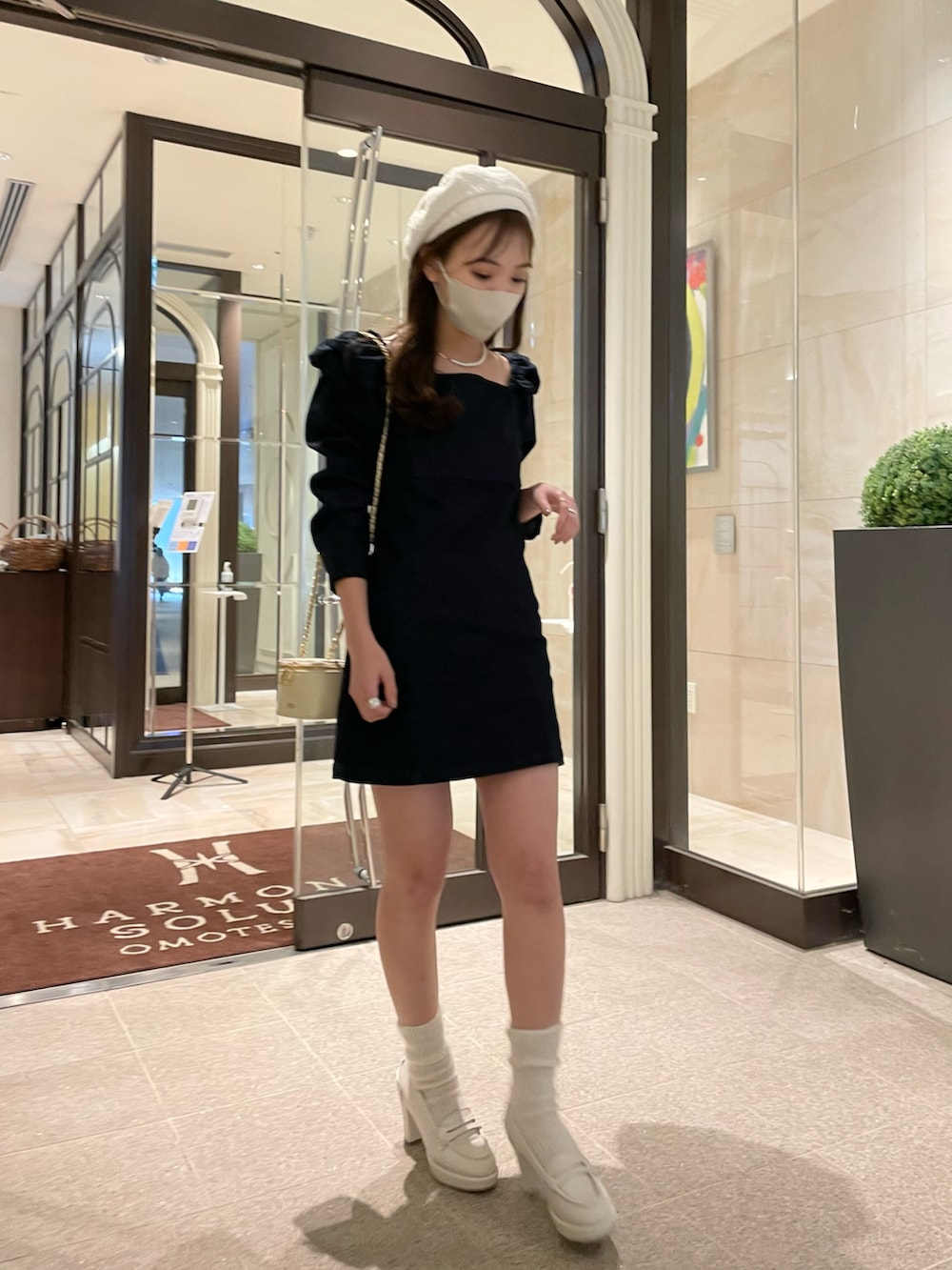 「休日コーデ、デート、デートコーデ、春服コーデ、ミニワンピ、デニム、デニムワンピース、ベレー帽、ローファー、ローファー×靴下、ほめられ本命コーデ」｜「Chicoの【2023SS】パワショルデニムミニワンピース（ワンピース、ブルー系）」を使った、yuikaさん（レディース・152cm）の冬コーディネートの2枚目の写真