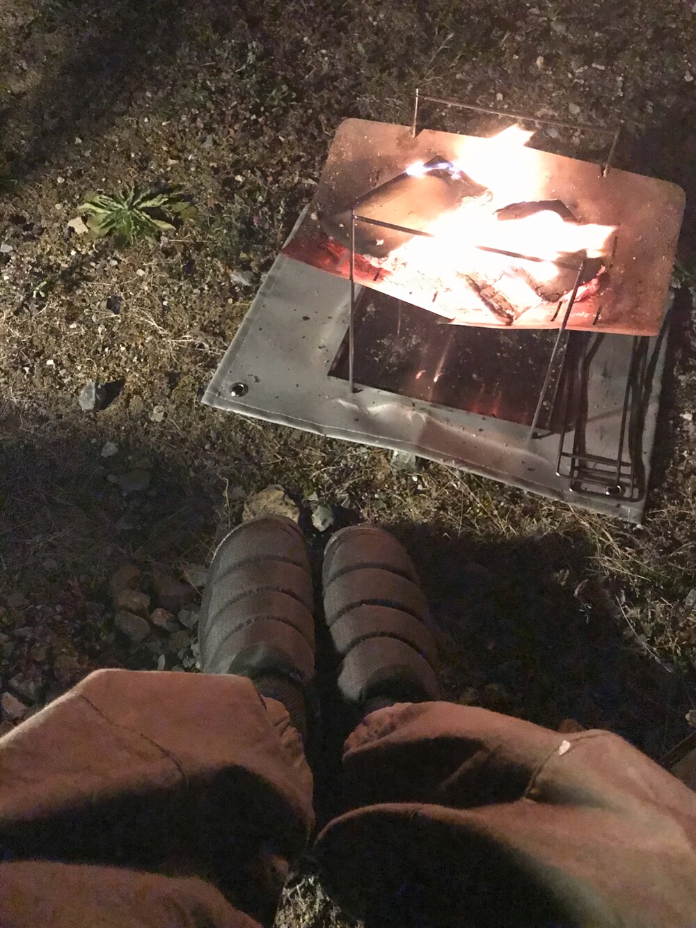 ブラック系のスリッポン、グリーン系のパンツ、ホワイト系のジャケット/アウターを着用したメンズの春コーディネートの3枚目の写真