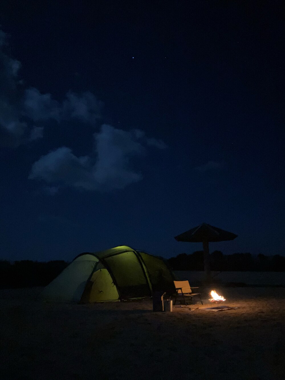 ブラック系のダウンジャケット/コート、ブラック系のその他パンツ、ブラック系のスリッポンを着用したメンズの冬コーディネートの4枚目の写真