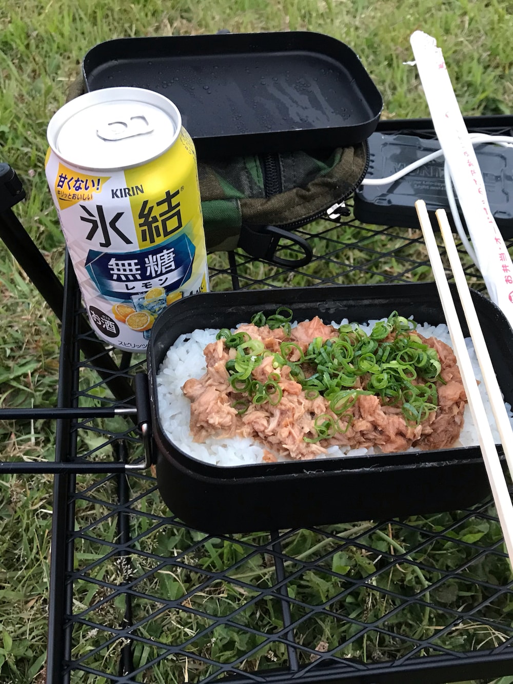 グリーン系のカーゴパンツ、ブラック系のスニーカー、ブラック系のパーカーを着用したメンズの春コーディネートの3枚目の写真