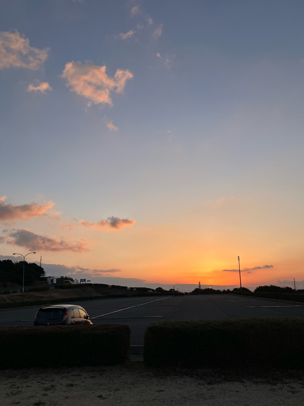 ブラック系のダウンジャケット/コート、ブラック系のその他パンツ、ブラック系のスリッポンを着用したメンズの冬コーディネートの5枚目の写真