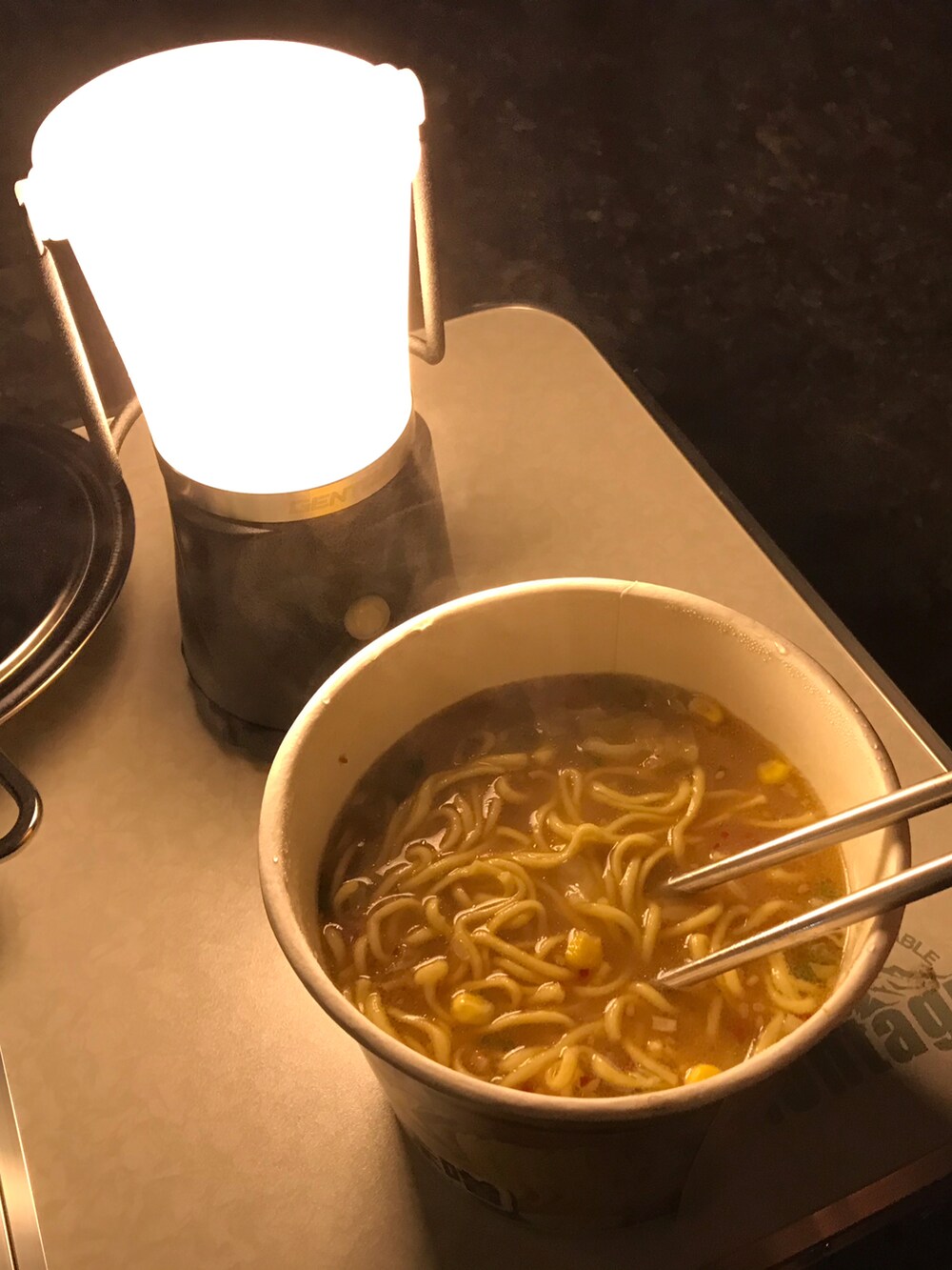 ブラック系のスリッポン、グリーン系のパンツ、ホワイト系のジャケット/アウターを着用したメンズの春コーディネートの2枚目の写真