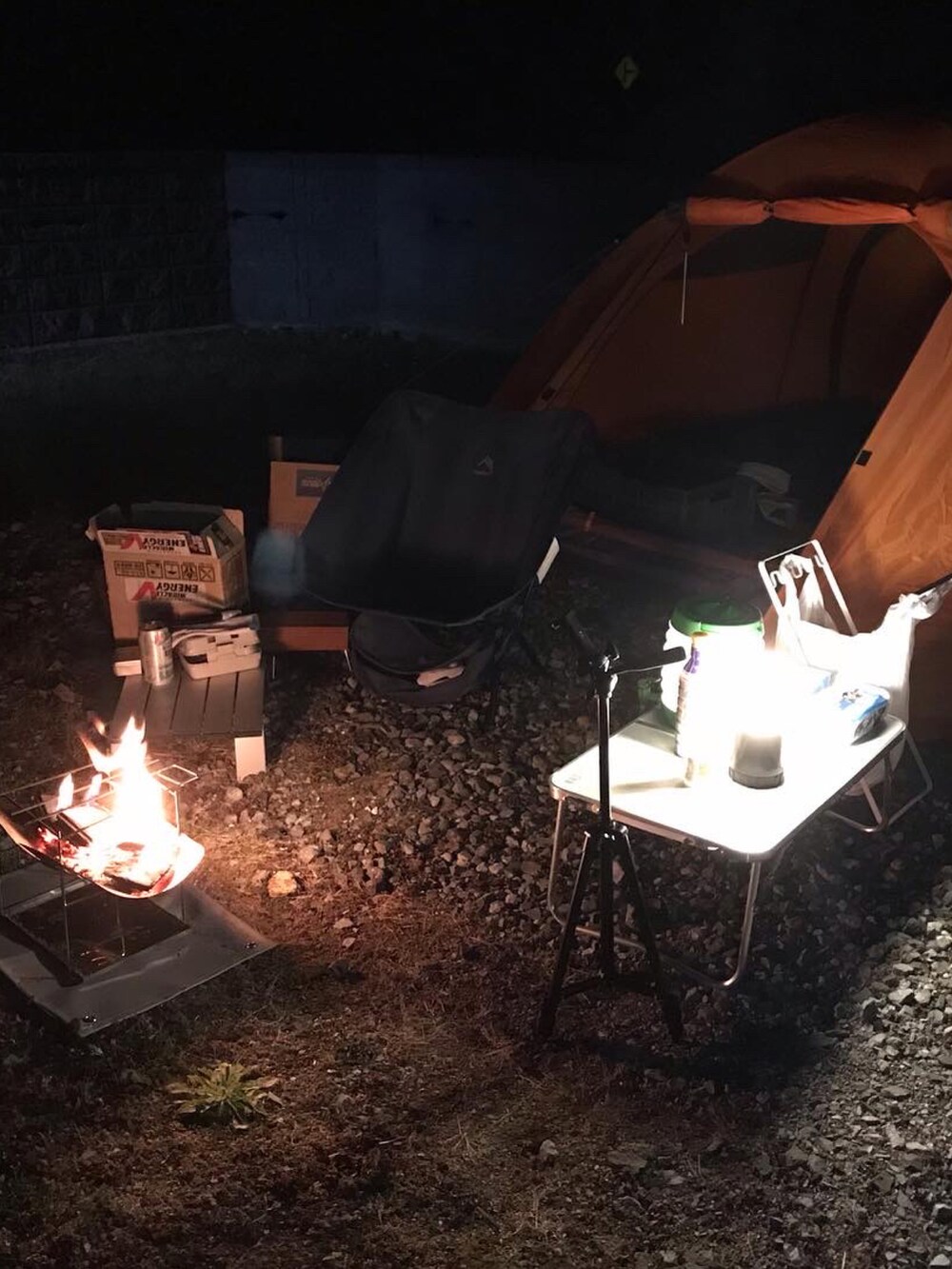 ブラック系のスリッポン、グリーン系のパンツ、ホワイト系のジャケット/アウターを着用したメンズの春コーディネートの4枚目の写真