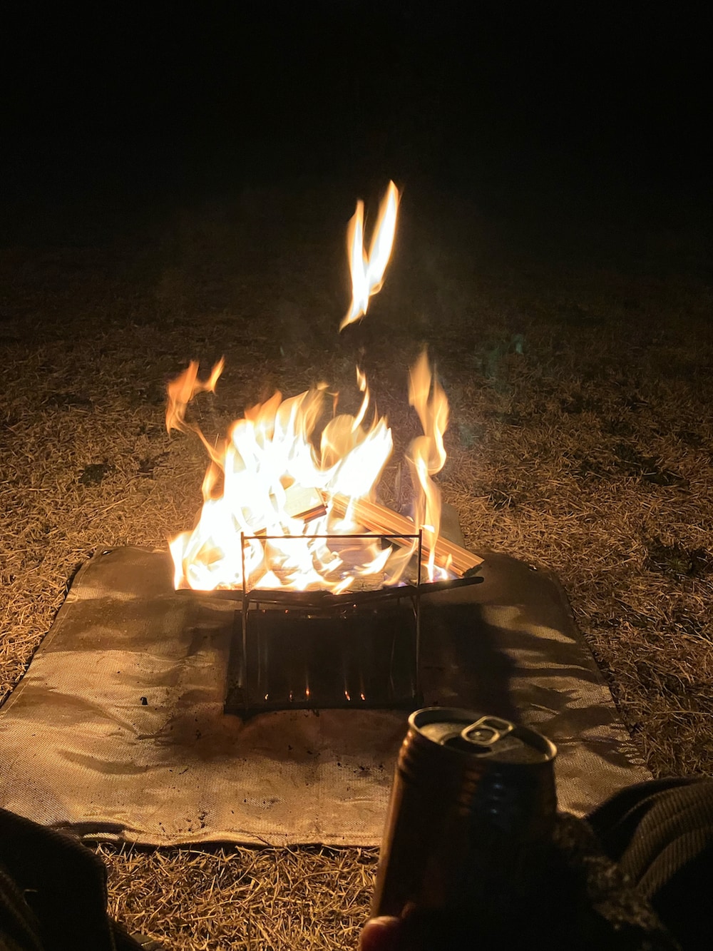 ブラック系のダウンジャケット/コート、ブラック系のその他パンツ、ブラック系のスリッポンを着用したメンズの冬コーディネートの2枚目の写真