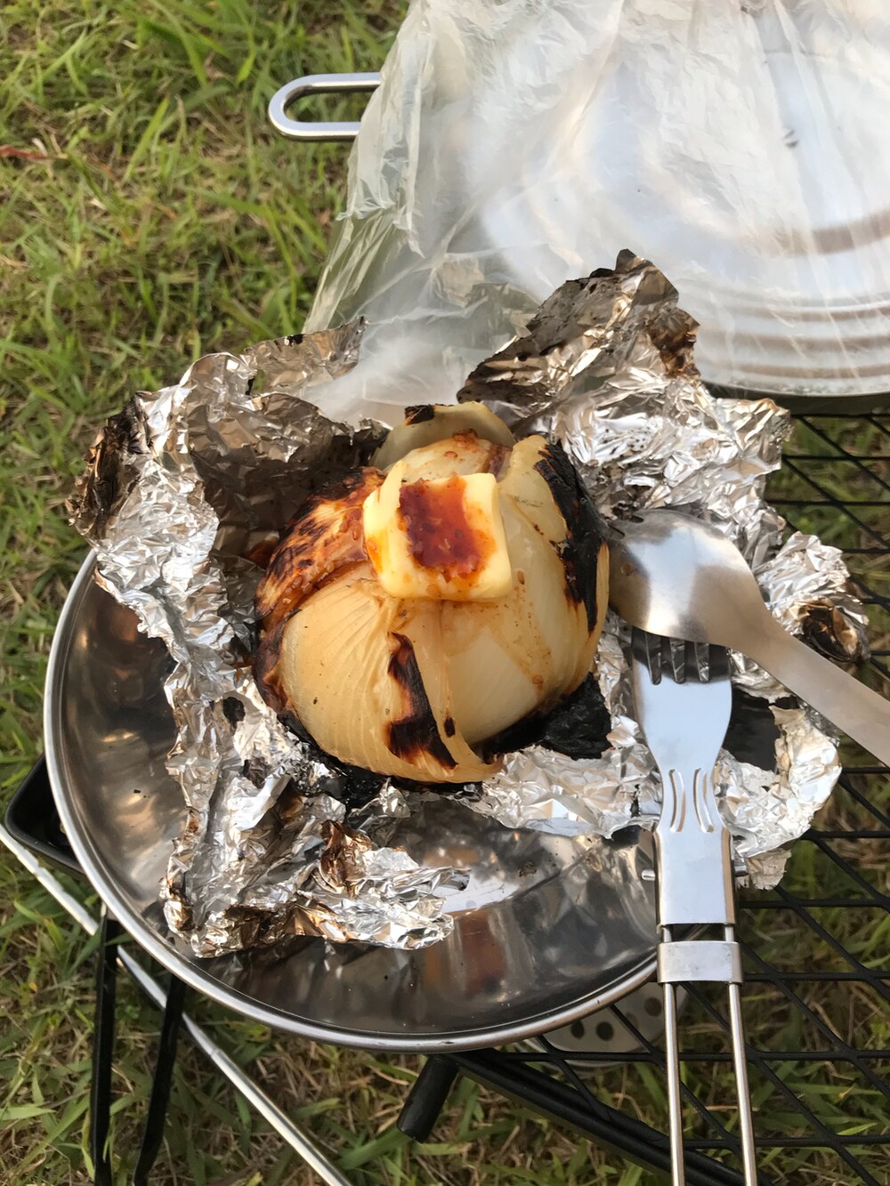 グレー系のスニーカー、グリーン系のその他パンツ、ブラック系のTシャツ/カットソーを着用したメンズの夏コーディネートの4枚目の写真