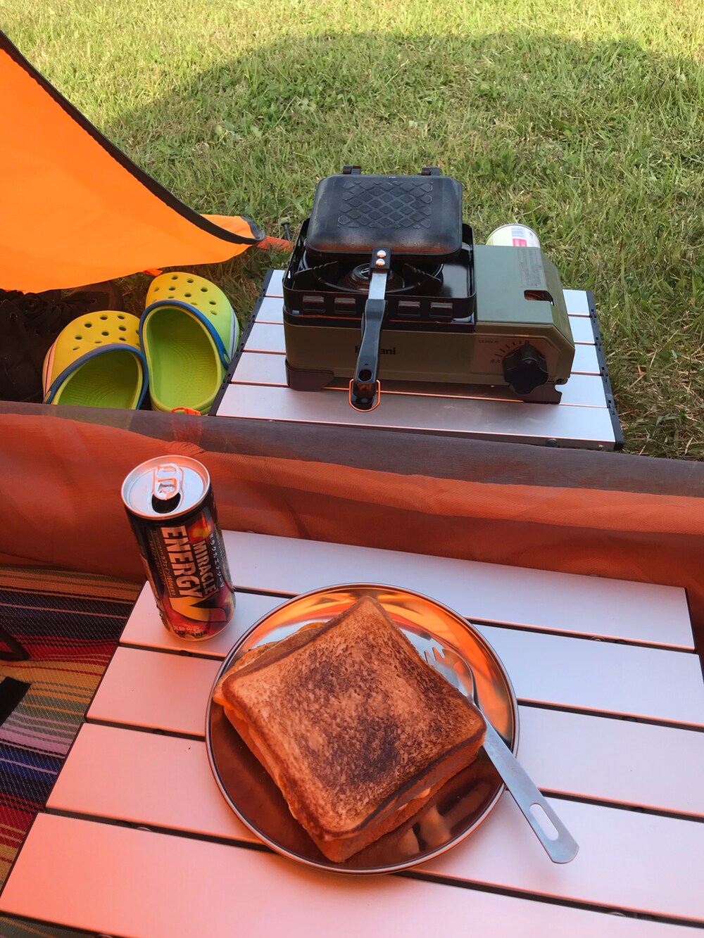 グリーン系のカーゴパンツ、ブラック系のスニーカー、ブラック系のパーカーを着用したメンズの春コーディネートの5枚目の写真