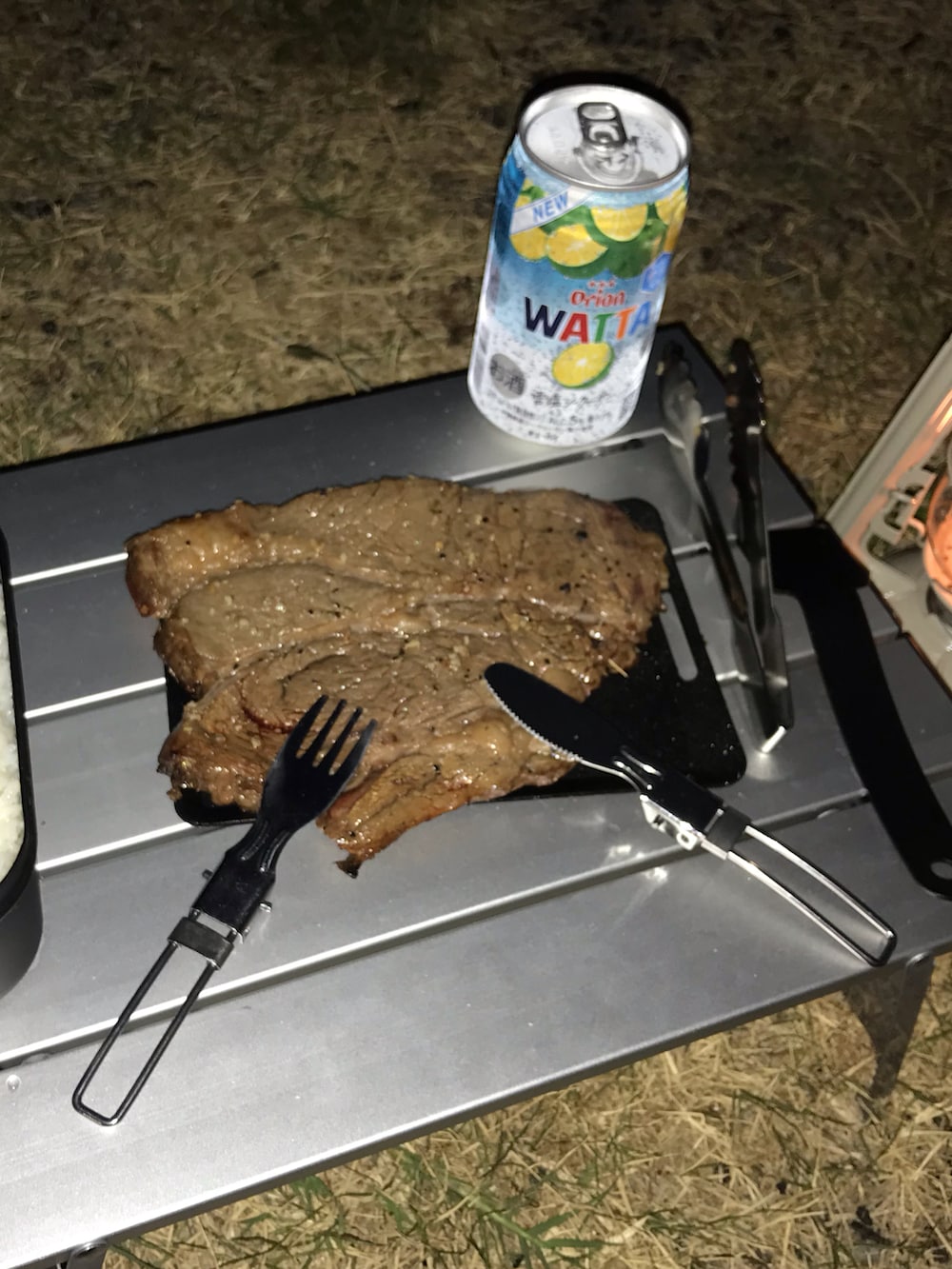 ブラック系のスニーカー、ブラック系のTシャツ/カットソー、グリーン系のパンツを着用したメンズの春コーディネートの3枚目の写真