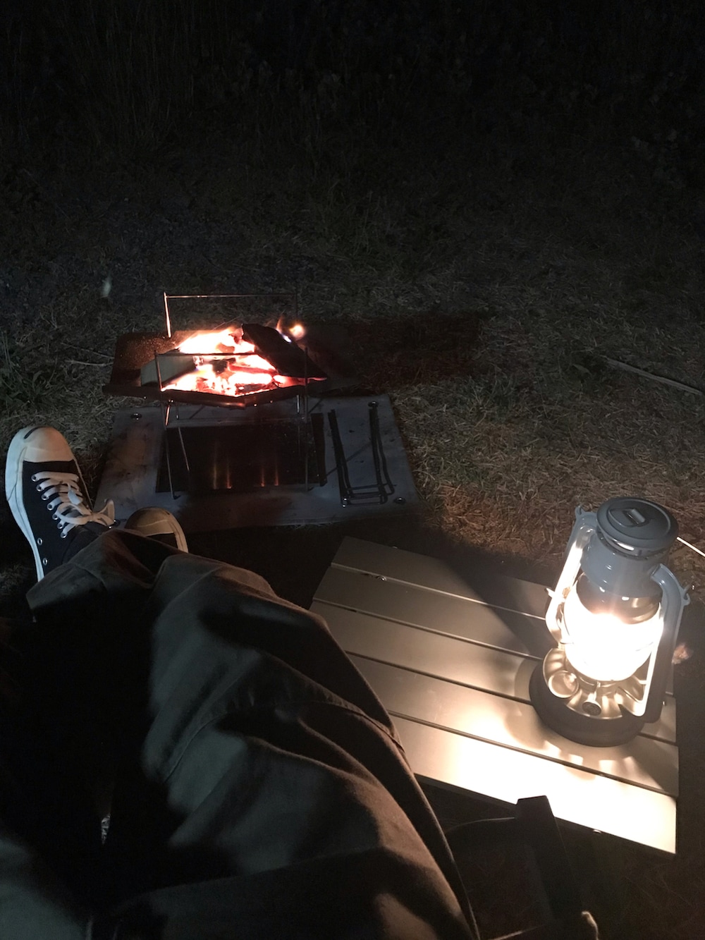 ブラック系のスニーカー、ブラック系のTシャツ/カットソー、グリーン系のパンツを着用したメンズの春コーディネートの5枚目の写真