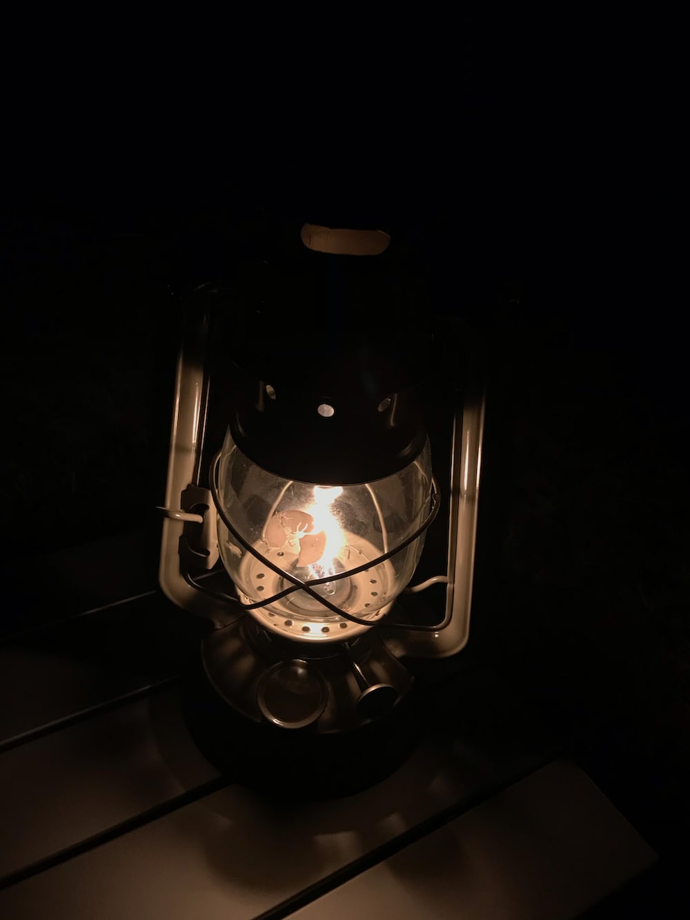 ブラック系のスニーカー、ブラック系のTシャツ/カットソー、グリーン系のパンツを着用したメンズの春コーディネートの4枚目の写真