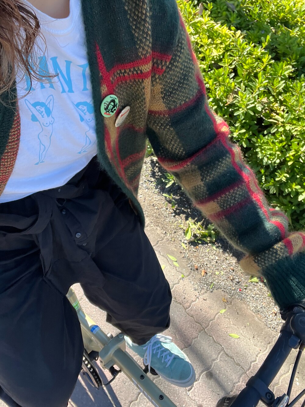 グリーン系のカーディガン/ボレロ、ホワイト系のTシャツ/カットソー、ブラック系のつなぎ/オールインワンを着用したレディースの秋コーディネートの2枚目の写真