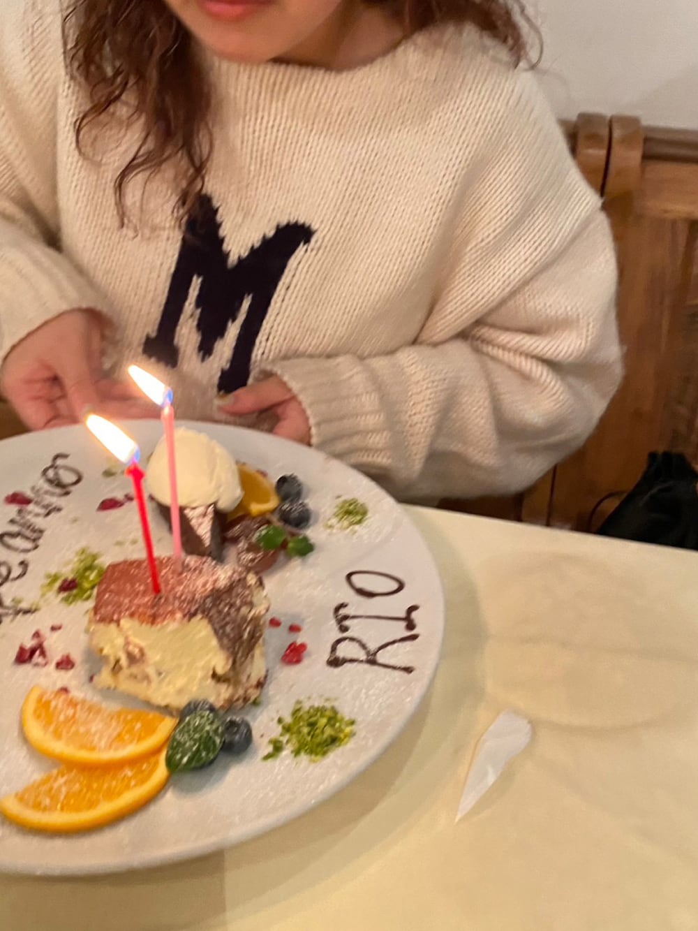 ホワイト系のニット/セーター、ホワイト系のベスト、ブルー系のデニムパンツを着用したレディースの秋コーディネートの2枚目の写真