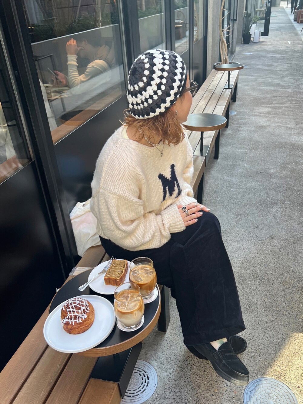 ホワイト系のニット/セーター、ブラック系のその他パンツ、ブラック系のスニーカーを着用したレディースの秋コーディネートの2枚目の写真