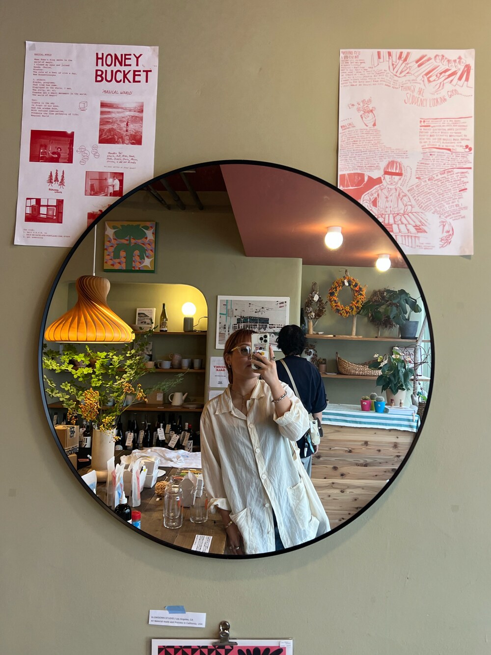 ホワイト系のシャツ/ブラウス、ブルー系のデニムパンツ、ブラウン系のスニーカーを着用したレディースの秋コーディネートの2枚目の写真