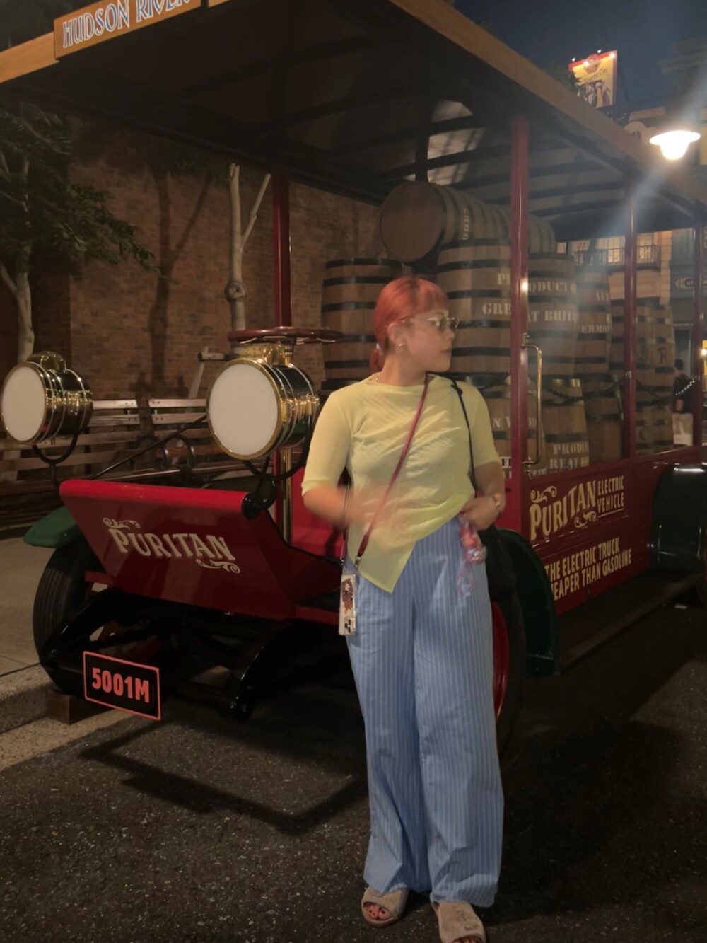 イエロー系のトップス、ブルー系のパンツ、ベージュ系のサンダルを着用したレディースの夏コーディネートの3枚目の写真