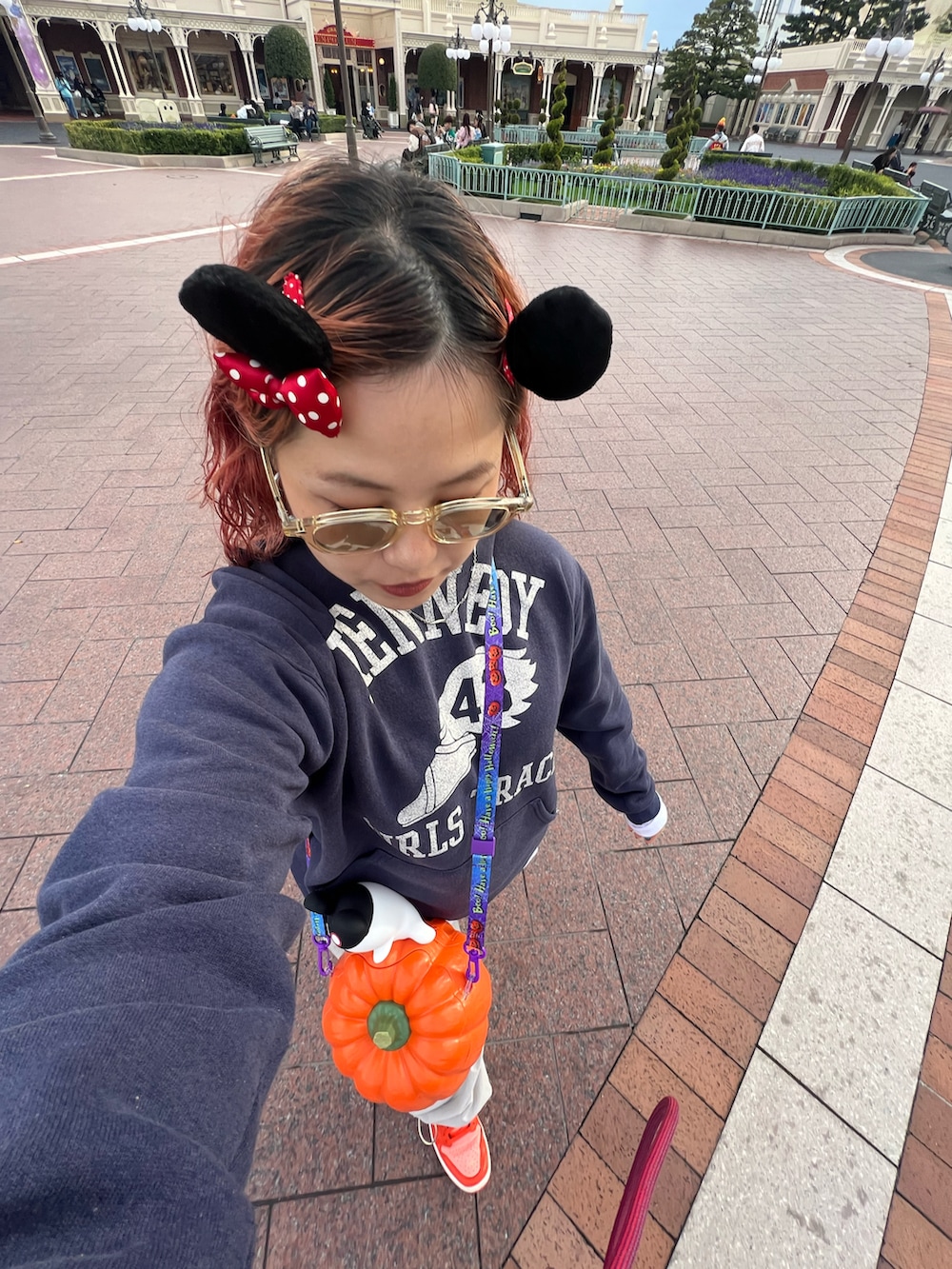 ホワイト系のTシャツ/カットソー、グレー系のその他パンツを着用したレディースの秋コーディネートの2枚目の写真