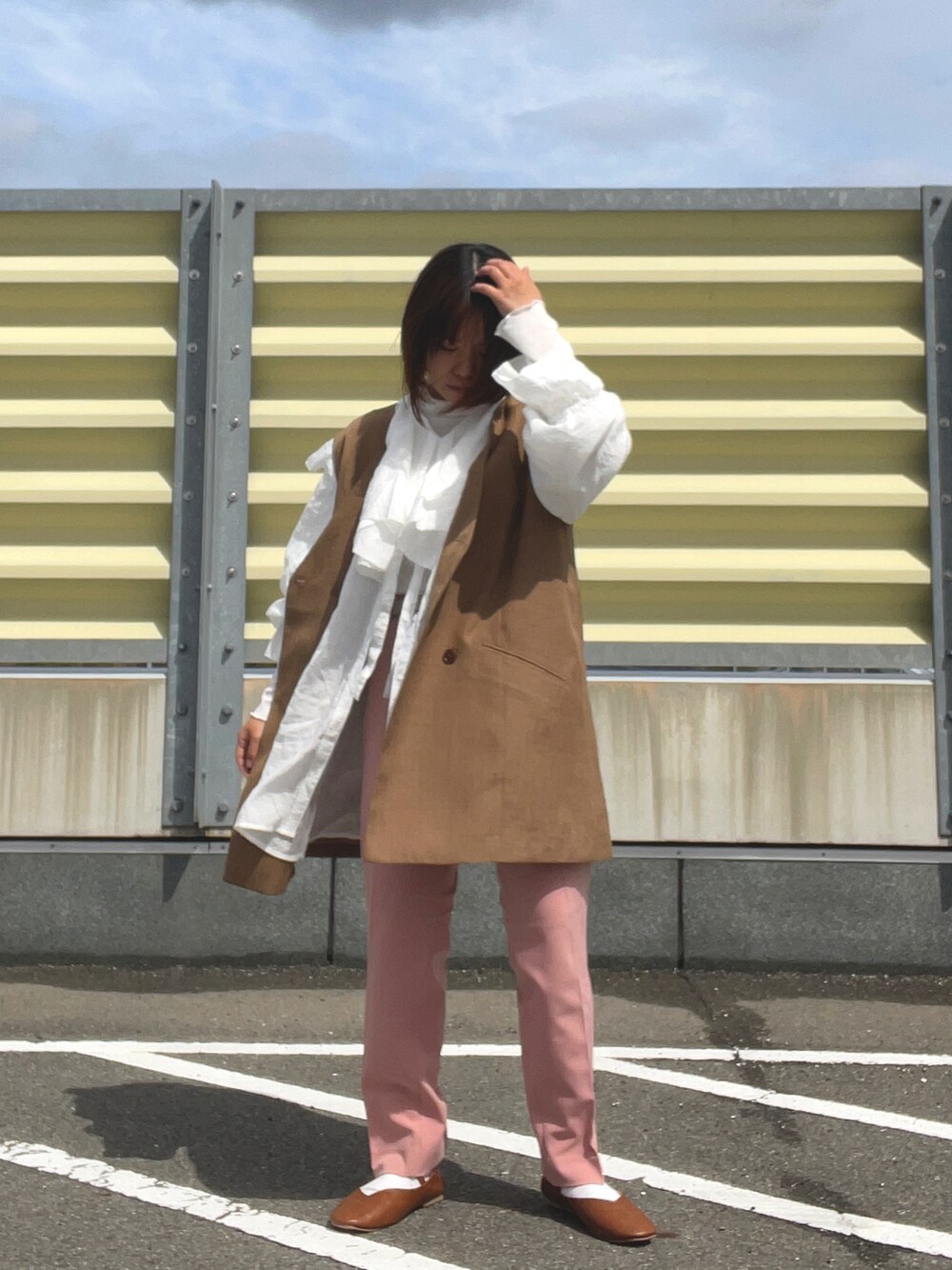 ホワイト系のシャツ/ブラウス、ピンク系のスラックス、ブラウン系のパンプスを着用したレディースの春コーディネートの3枚目の写真