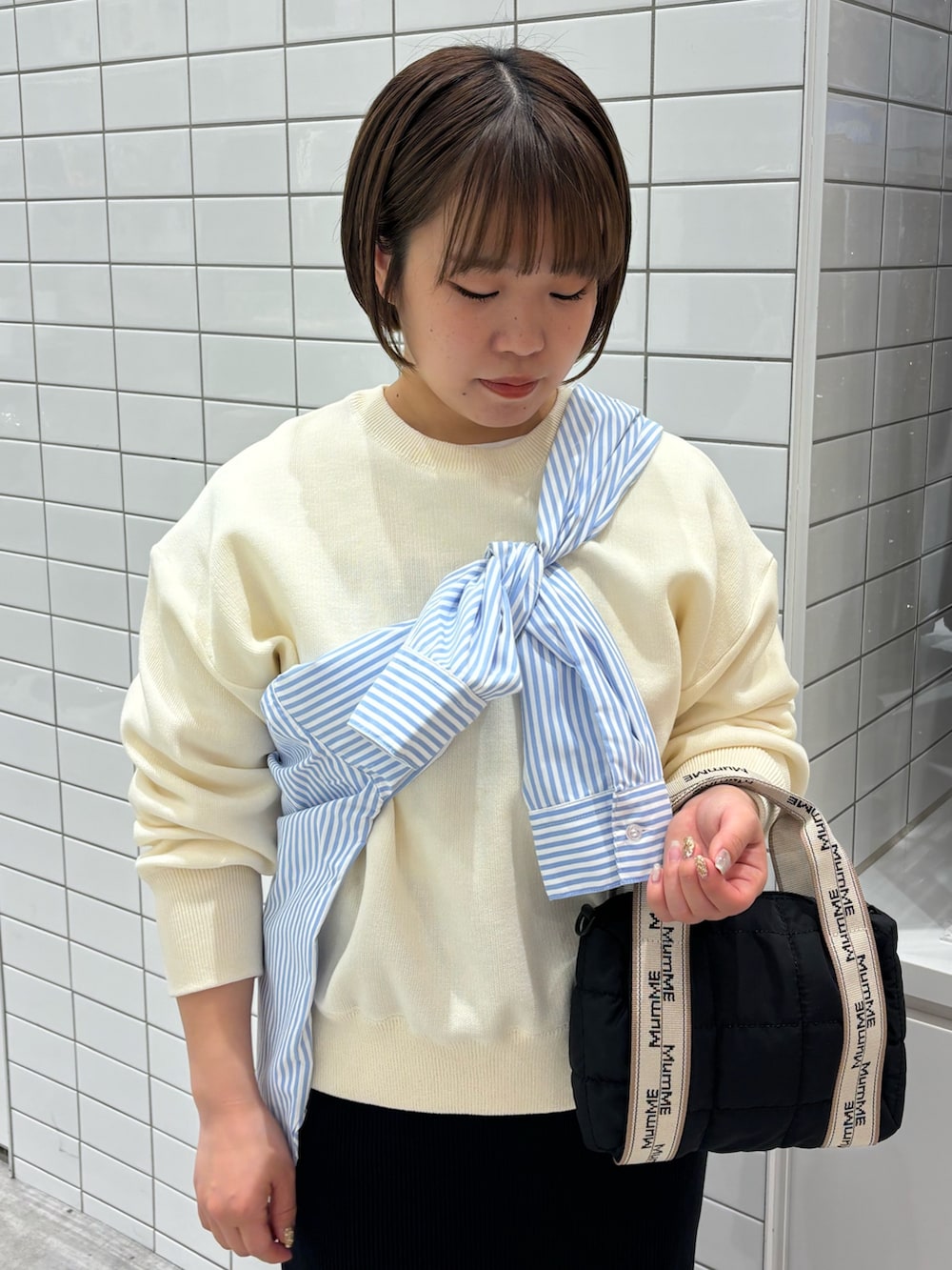 「春コーデ、春めき満開コーデ、春服、春カラー、カジュアルスタイル、厚底シューズ、シャツ、ストライプ、タイトスカート、春ニット、シンプルコーデ、シンプル、低身長、低身長コーデ」｜「CIAOPANIC TYPYの【2025年S/S新作】エアリーコンフォートニット（ニット/セーター、ホワイト系）」を使った、a s u k aさん（骨格ストレート・レディース・145cm）の春コーディネートの3枚目の写真