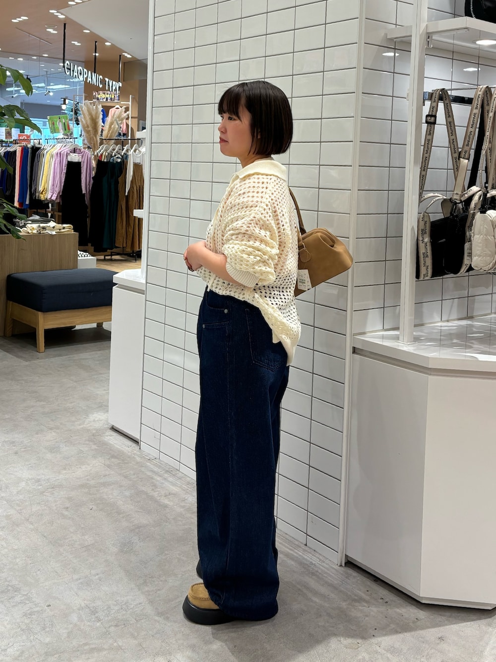 ホワイト系のニット/セーター、ベージュ系のサンダル、その他のTシャツ/カットソーを着用したレディースの春コーディネートの2枚目の写真