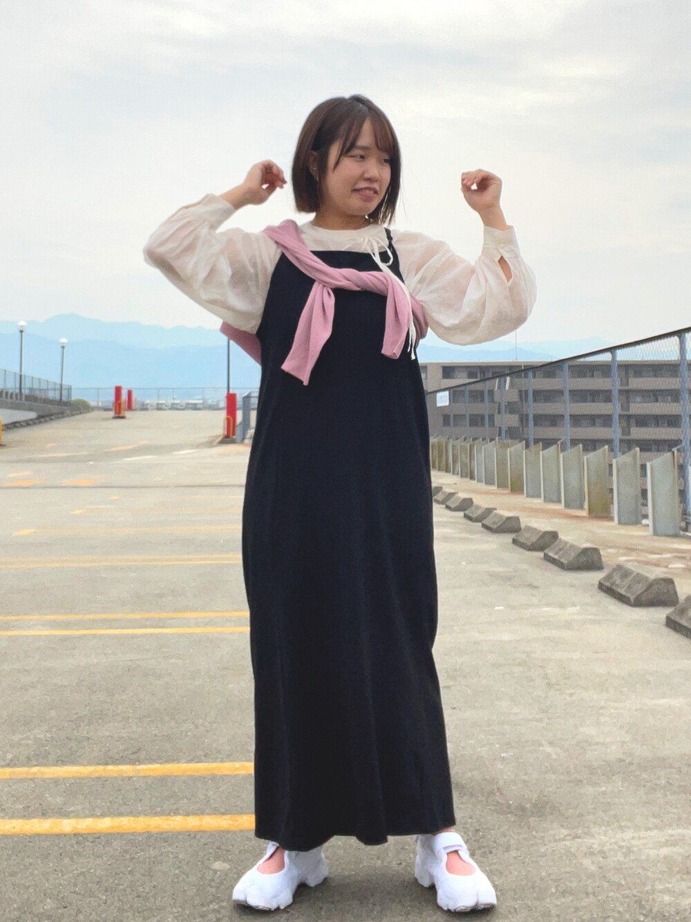 ピンク系のカーディガン/ボレロ、ホワイト系のシャツ/ブラウス、ブラック系のワンピースを着用したレディースの春コーディネートの2枚目の写真