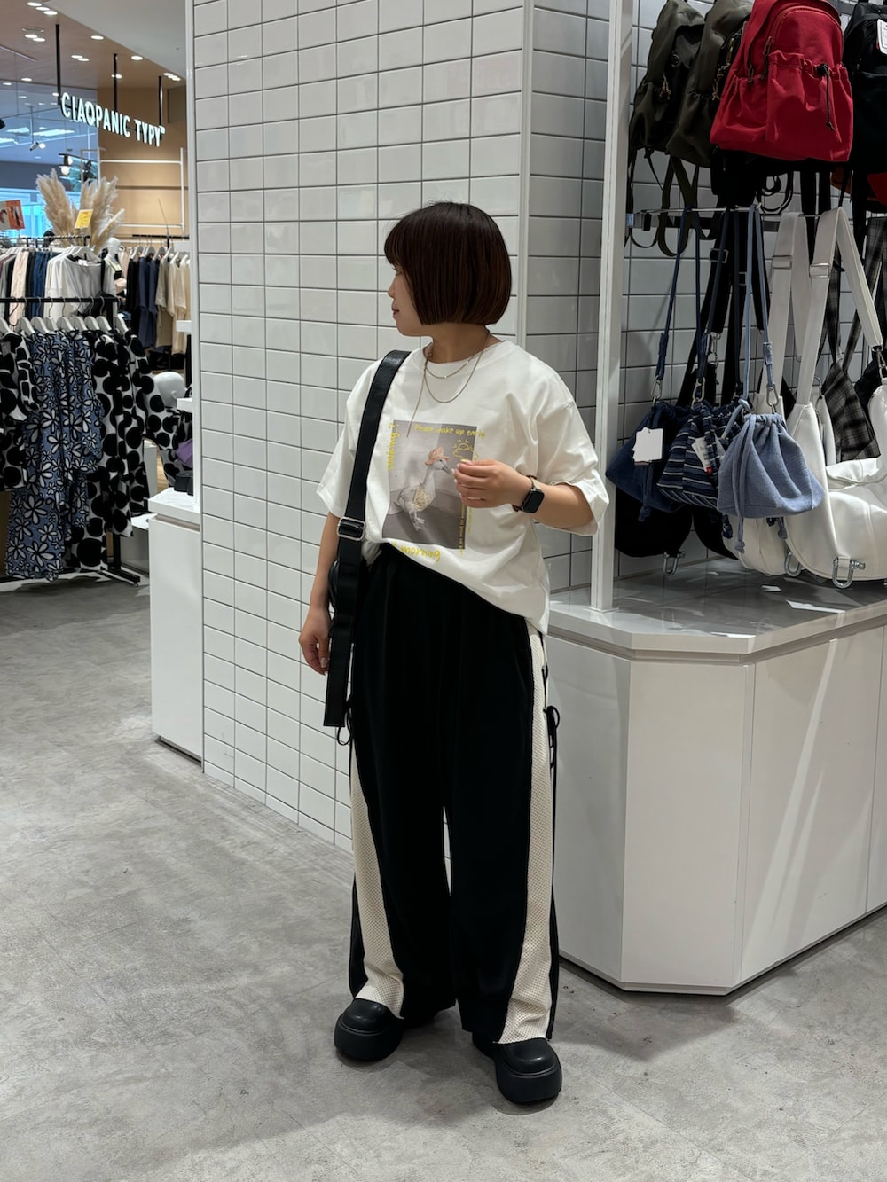 ブラック系のその他パンツ、ブラック系のブーツ、ブラック系のショルダーバッグを着用したレディースの夏コーディネートの2枚目の写真