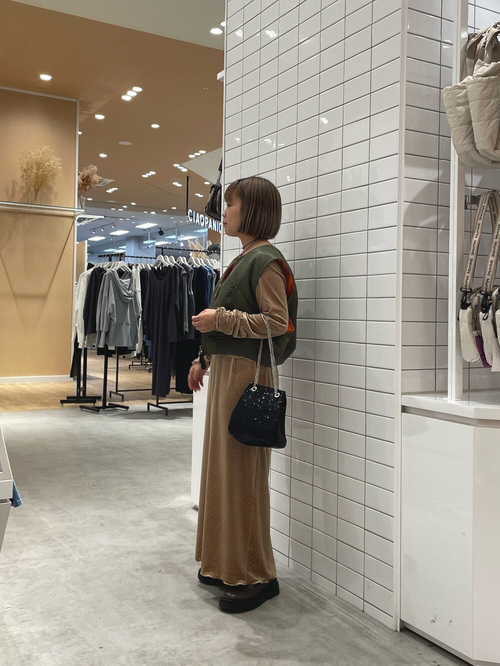 グリーン系のジャケット/アウター、ベージュ系のTシャツ/カットソー、ベージュ系のスカートを着用したレディースの秋コーディネートの3枚目の写真