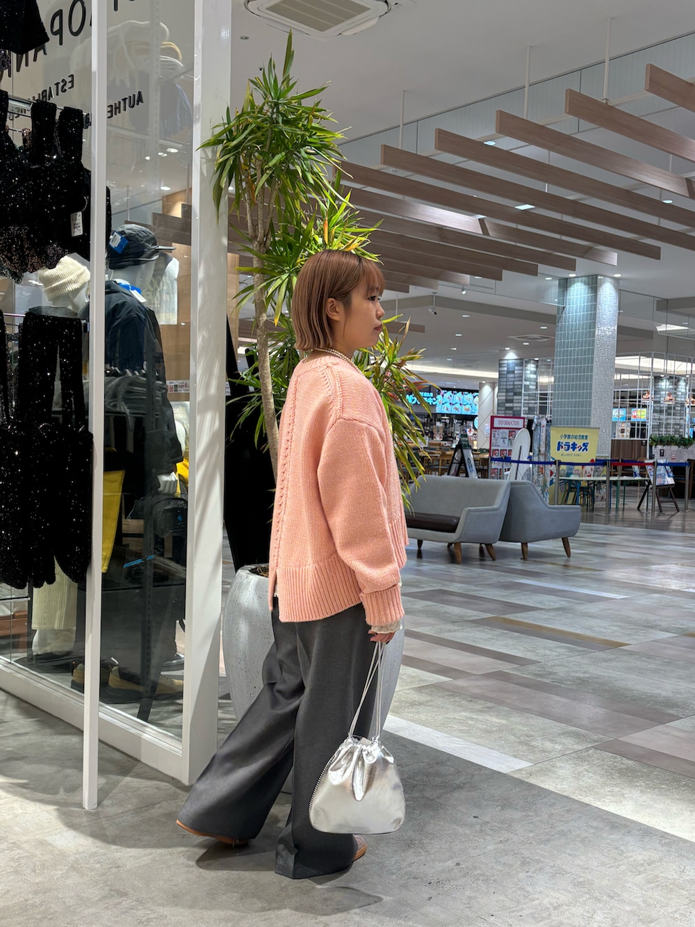 ピンク系のニット/セーター、ホワイト系のTシャツ/カットソー、シルバー系のトートバッグを着用したレディースの春コーディネートの2枚目の写真