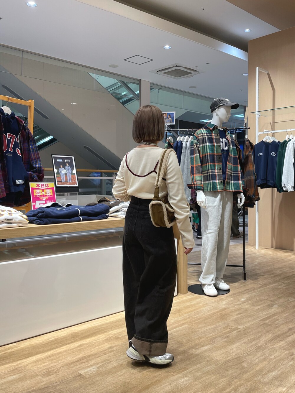 「低身長、低身長コーデ、レイヤード、レイヤードスタイル、デニム、デニムパンツ、秋コーデ」｜「CIAOPANIC TYPYのリブアシメキャミレイヤードトップス（Tシャツ/カットソー、ホワイト系）」を使った、a s u k aさん（骨格ストレート・レディース・145cm）の秋コーディネートの3枚目の写真