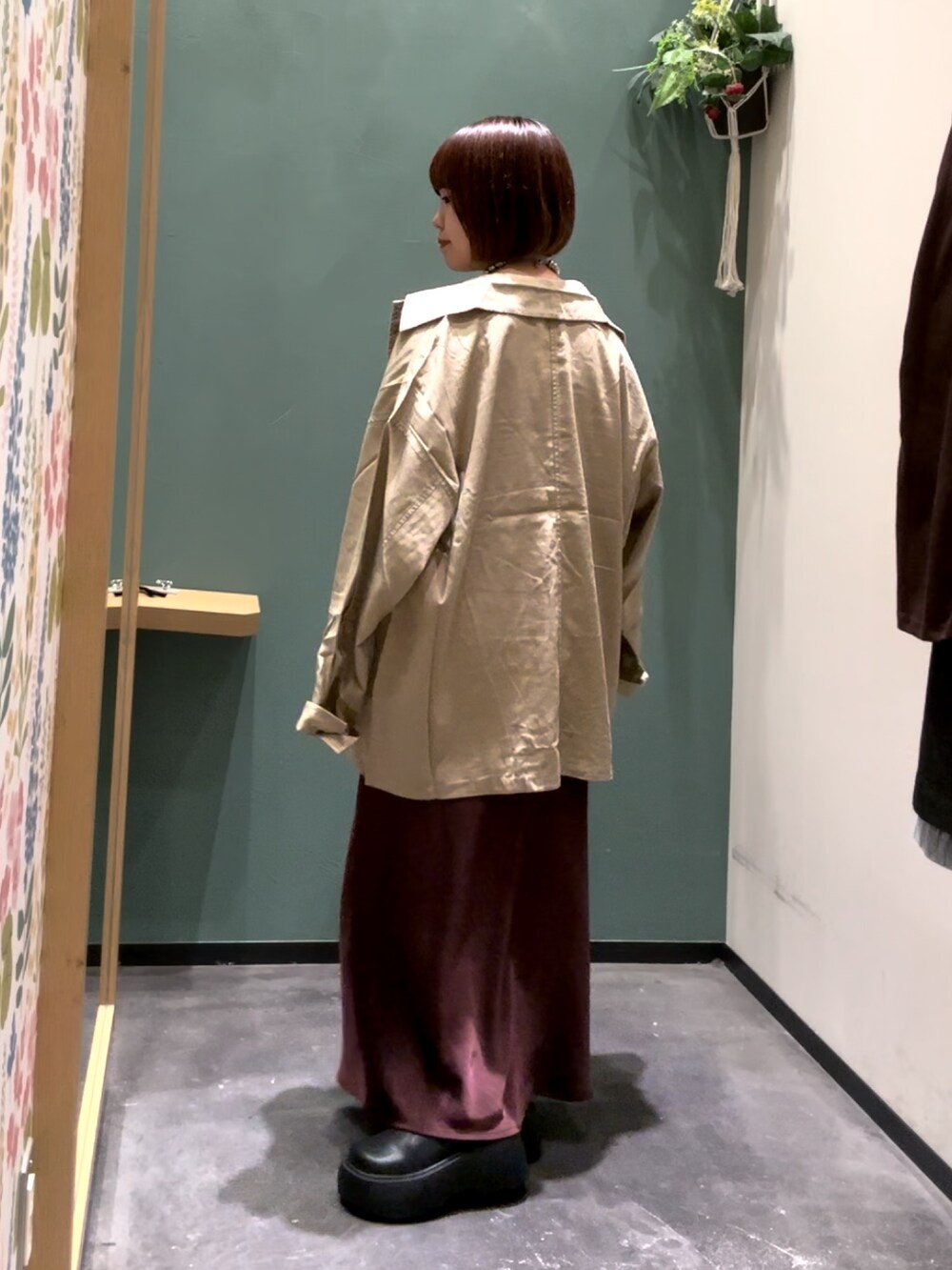 ホワイト系のTシャツ/カットソー、ベージュ系のシャツ/ブラウス、レッド系のスカートを着用したレディースの秋コーディネートの2枚目の写真