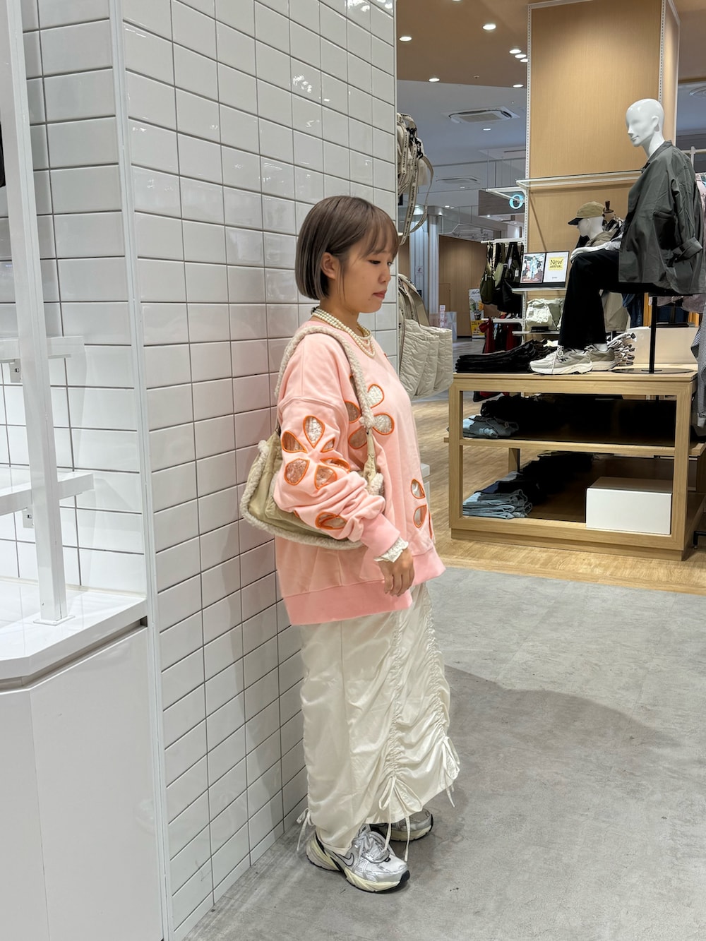 ホワイト系のスカート、ホワイト系のTシャツ/カットソー、ピンク系のTシャツ/カットソーを着用したレディースの秋コーディネートの3枚目の写真