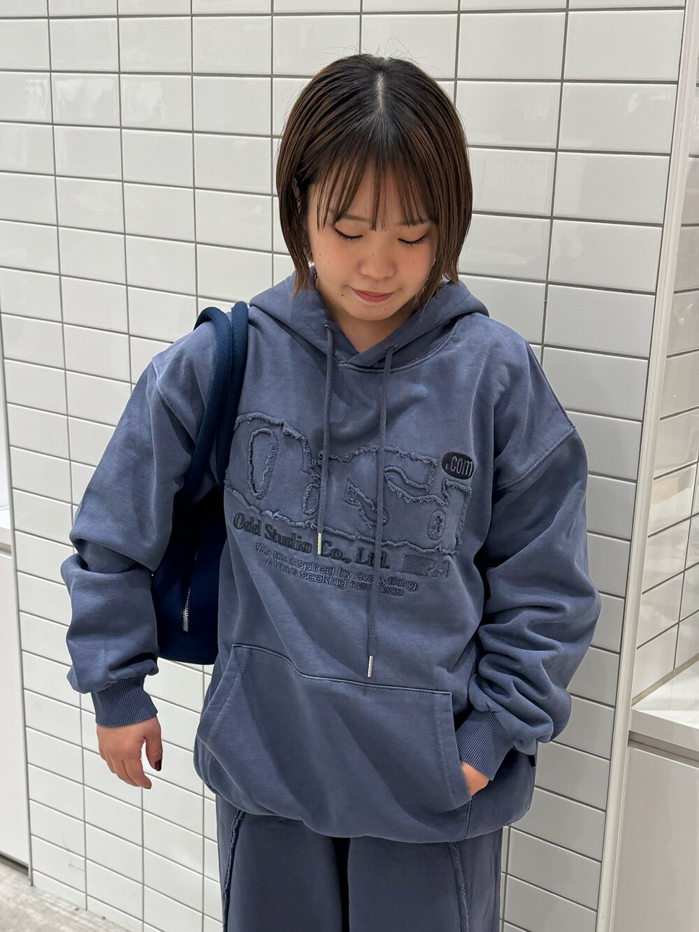 ブルー系のパーカー、ブルー系のその他パンツ、ブラック系のブーツを着用したレディースの春コーディネートの3枚目の写真