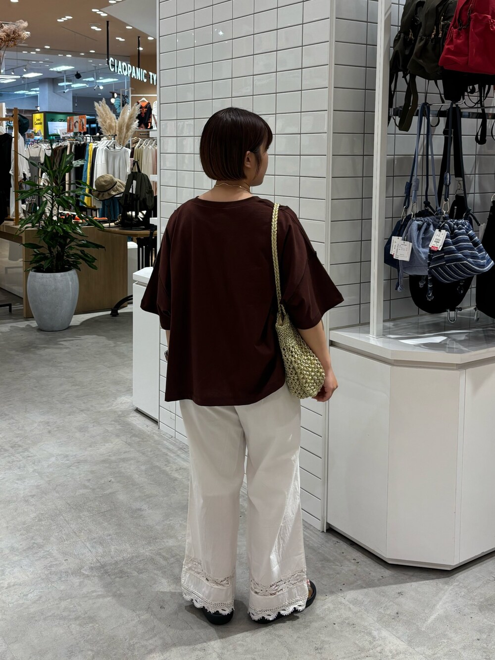 ブラウン系のTシャツ/カットソー、ブラウン系のサンダル、ホワイト系のその他パンツを着用したレディースの夏コーディネートの3枚目の写真