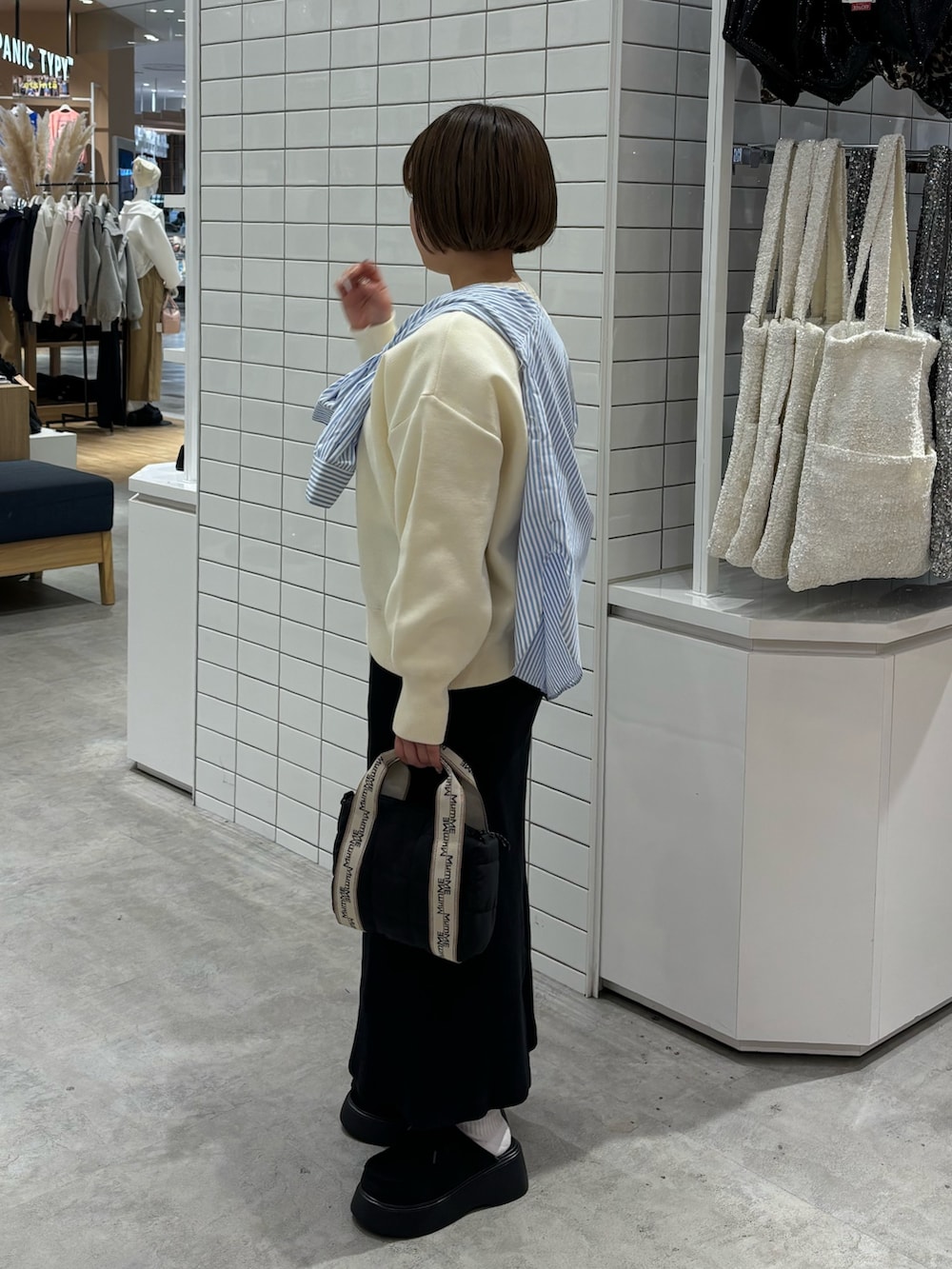 「春コーデ、春めき満開コーデ、春服、春カラー、カジュアルスタイル、厚底シューズ、シャツ、ストライプ、タイトスカート、春ニット、シンプルコーデ、シンプル、低身長、低身長コーデ」｜「CIAOPANIC TYPYの【2025年S/S新作】エアリーコンフォートニット（ニット/セーター、ホワイト系）」を使った、a s u k aさん（骨格ストレート・レディース・145cm）の春コーディネートの2枚目の写真