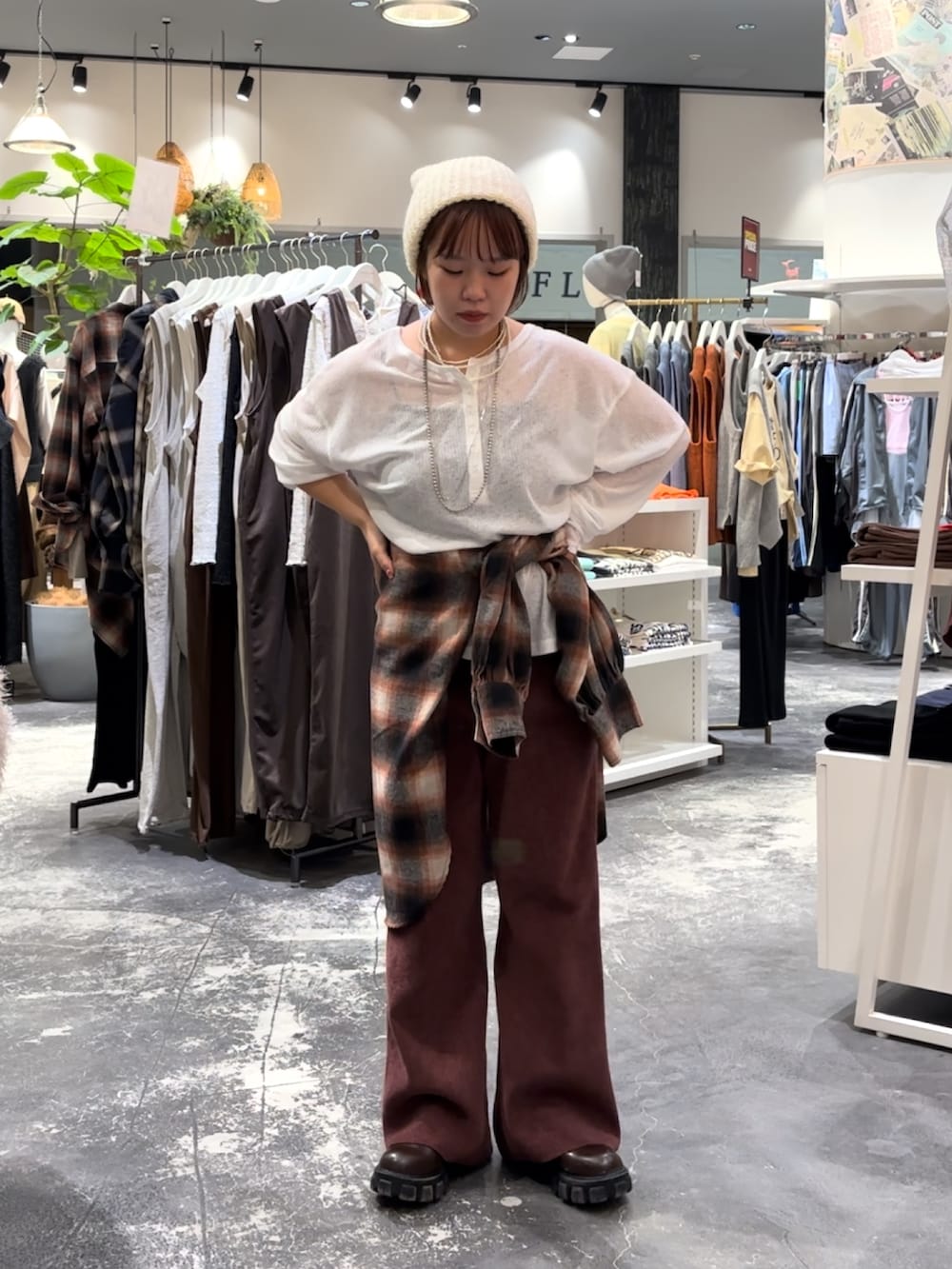 レッド系のその他パンツ、ブラウン系のシャツ/ブラウス、ホワイト系のTシャツ/カットソーを着用したレディースの秋コーディネートの2枚目の写真