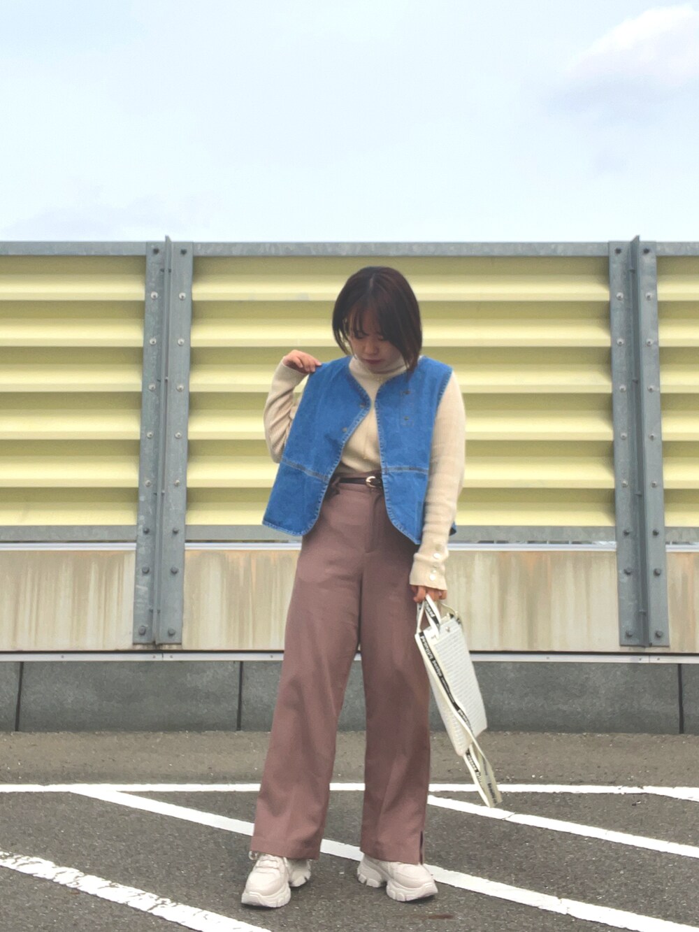 ホワイト系のニット/セーター、ブルー系のベスト、その他のショルダーバッグを着用したレディースの冬コーディネートの2枚目の写真