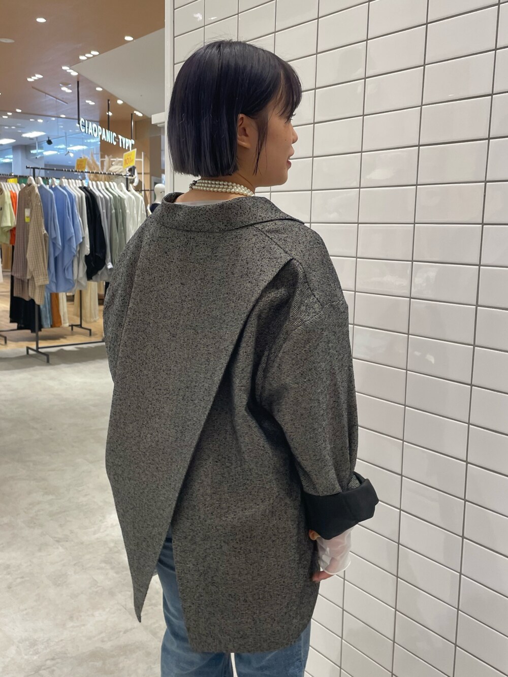 ホワイト系のスニーカー、ホワイト系のTシャツ/カットソー、ブラック系のテーラードジャケットを着用したレディースの秋コーディネートの5枚目の写真