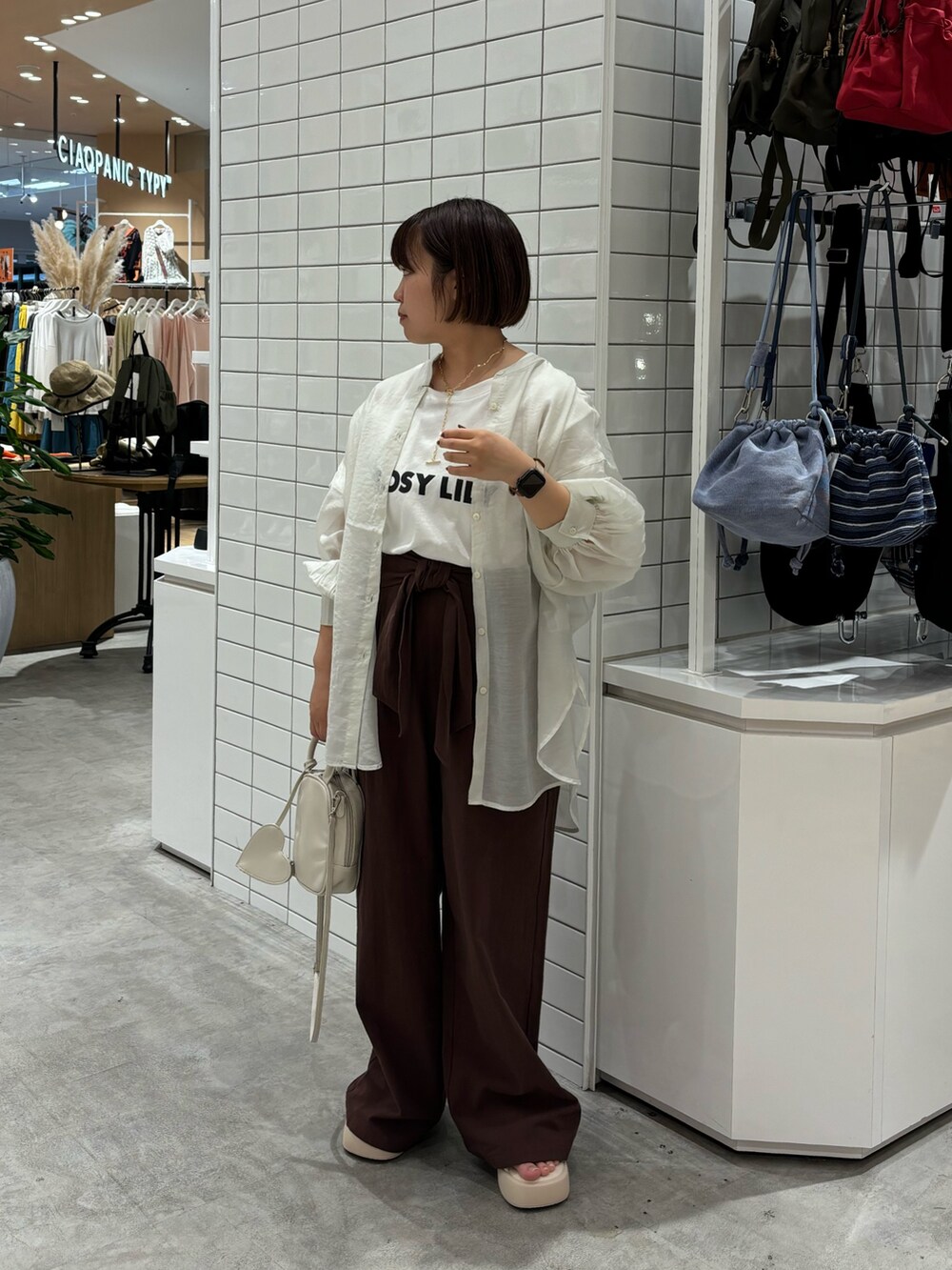 ホワイト系のサンダル、ホワイト系のシャツ/ブラウス、ブラウン系のその他パンツを着用したレディースの夏コーディネートの2枚目の写真