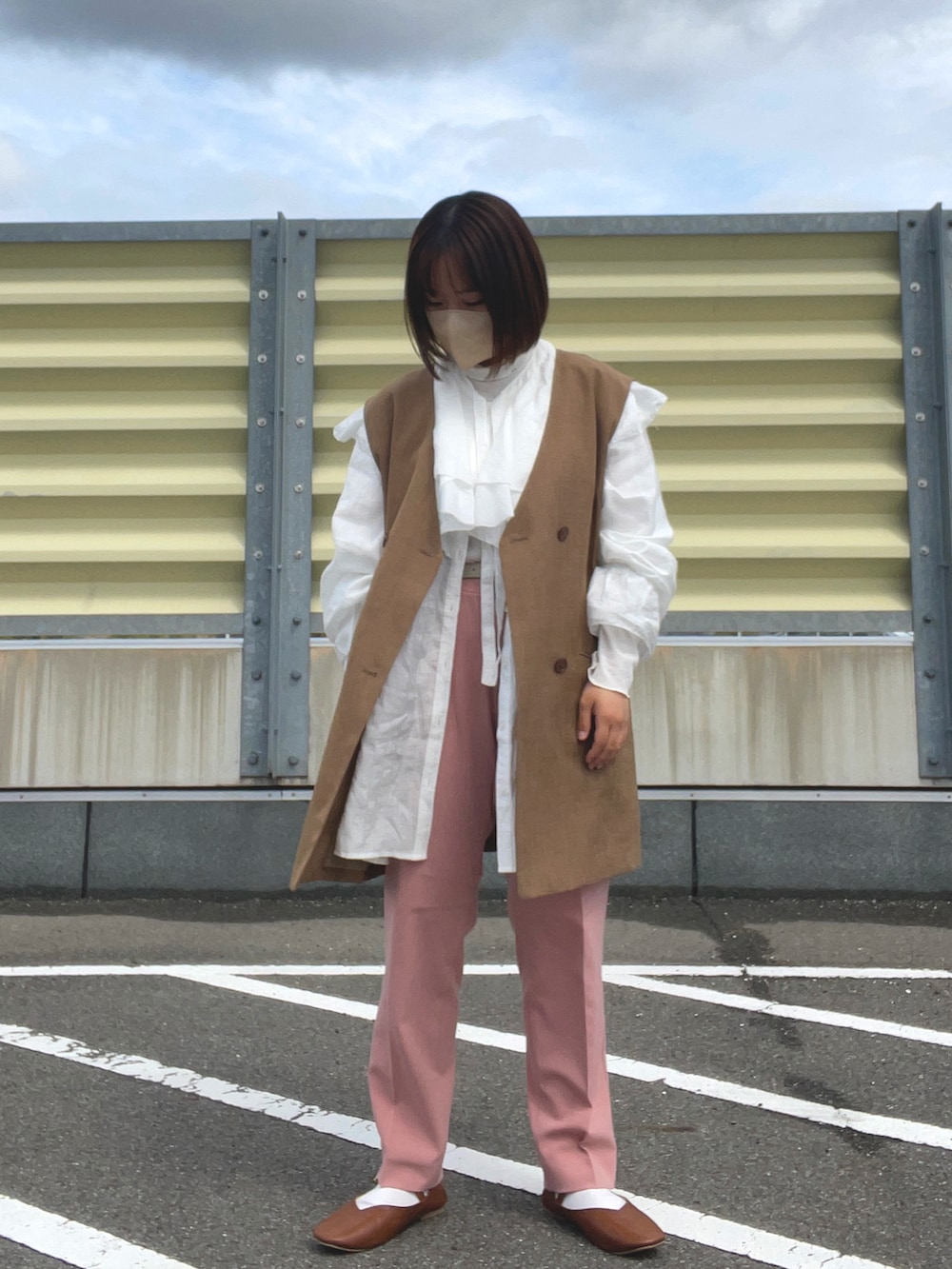 ホワイト系のシャツ/ブラウス、ピンク系のスラックス、ブラウン系のパンプスを着用したレディースの春コーディネートの2枚目の写真