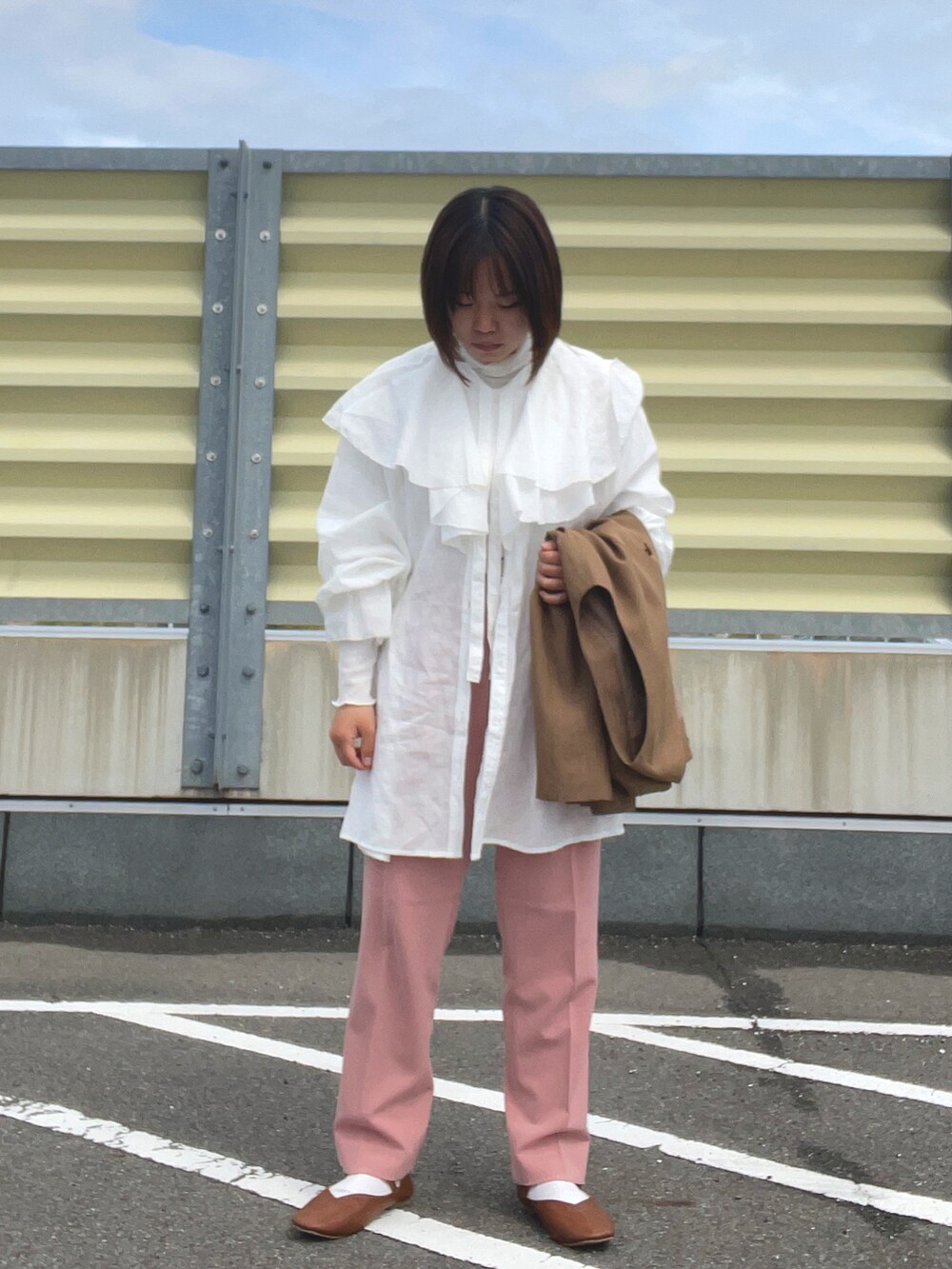 ホワイト系のシャツ/ブラウス、ピンク系のスラックス、ブラウン系のパンプスを着用したレディースの春コーディネートの4枚目の写真