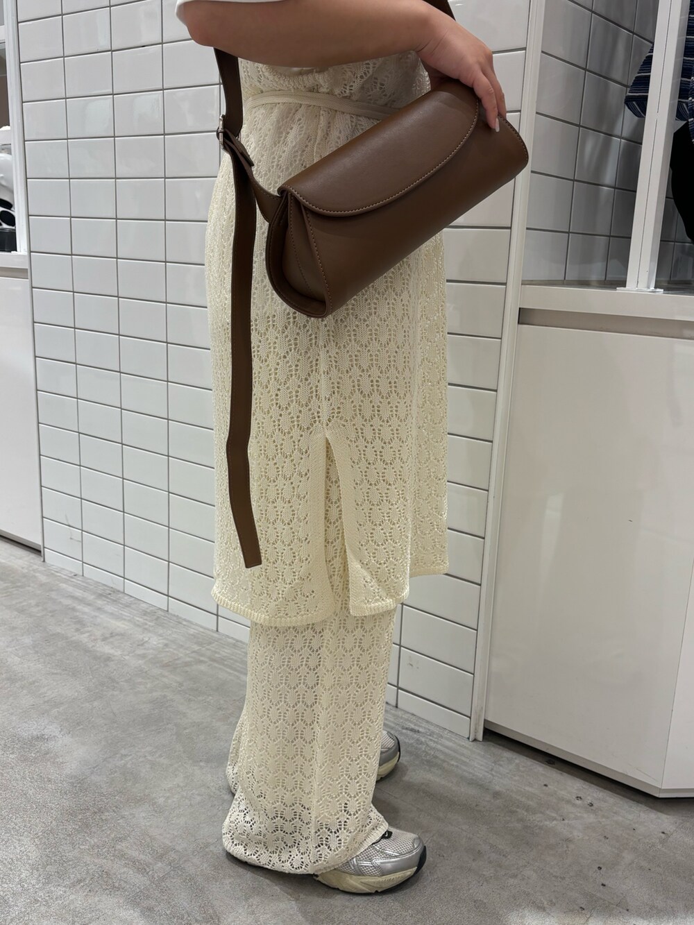 ホワイト系のその他パンツ、ホワイト系のTシャツ/カットソー、ホワイト系のニット/セーターを着用したレディースの夏コーディネートの3枚目の写真